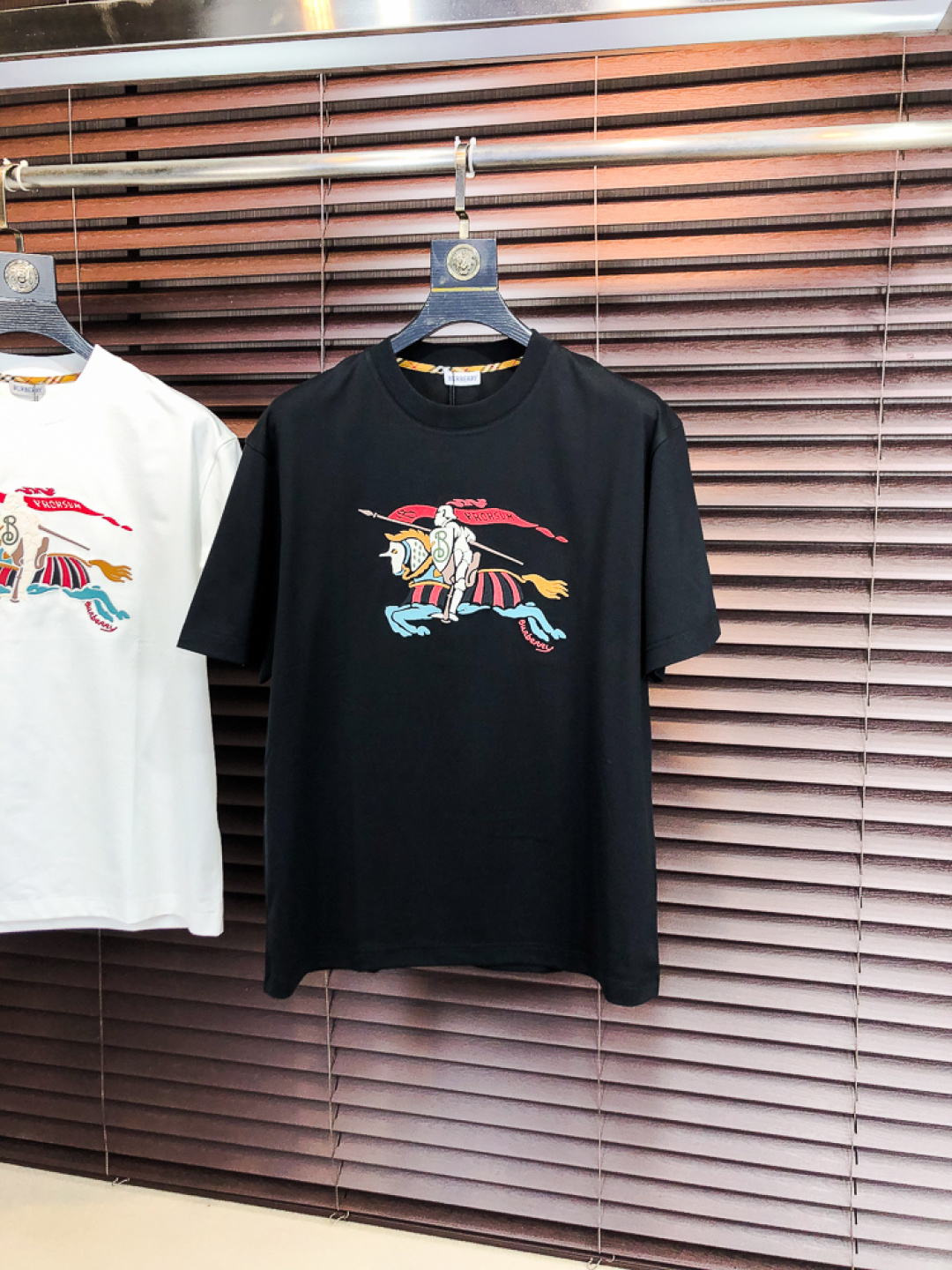 NO:726728,Replace after the year...Burberry.26 new spring and summer T-shirt. This short-sleeved shirt is made of double-sided liquid ammonia cotton fabric. This fabric has a silky soft luster and feels smooth and delicate!  The double-veil weave structure has a good texture and is not easily deformed after long-term wear and washing. It truly achieves the same high-end quality as the counter. It not only demonstrates the brand's high simplicity and nobility, but is not too complicated, and is in line with the concept of simple summer wear. Size 48 50 52 54 56 48 wears 175/130, burberry, T-shirt, tees, t-shirt,19860909年后退换..巴宝莉.26春夏新品T恤  这款短袖采用了双面液氨棉面料,这块面料具有丝绸般的柔软光泽感,手感爽滑细腻！双面纱织结构,骨感好 久穿久洗不易变形,真正做到与专柜一样致的高端品质.  既彰显了品牌的高简约高贵,h又不会过于繁杂,f符合夏日简约穿搭的理念. 码数48 50 52 54 56 48穿175/130,,burberry,T-shirt,tees，t-shirt,,Men's clothing