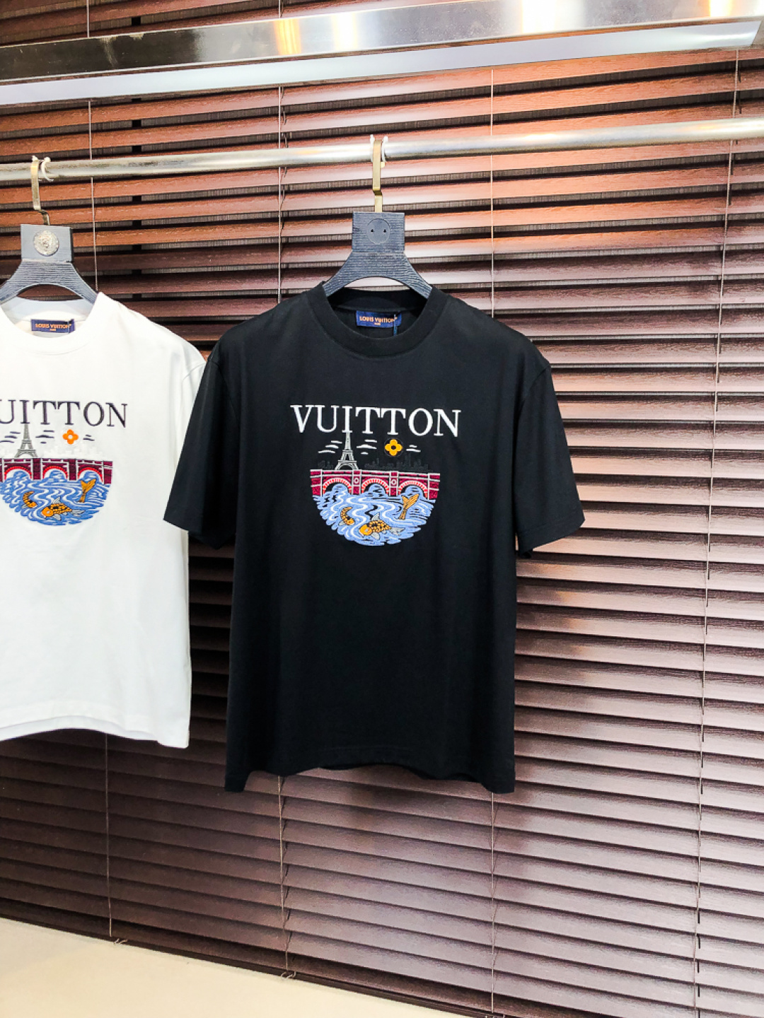 NO:726732,Replace after the end of the year..Lv.26 new spring and summer T-shirt. This short-sleeved shirt is made of double-sided liquid ammonia cotton fabric. This fabric has a silky soft luster and feels smooth and delicate!  The double-veil weave structure has a good texture and is not easily deformed after long-term wear and washing. It truly achieves the same high-end quality as the counter. It not only demonstrates the high simplicity and nobility of the brand, but is not too complicated, and is in line with the concept of simple summer wear. Size 48 50 52 54 56 48 wears 175/130, Louis Vuitton, T-shirt, tees, t-shirt,19860909年后退换..Lv.26春夏新品T恤  这款短袖采用了双面液氨棉面料,这块面料具有丝绸般的柔软光泽感,手感爽滑细腻！双面纱织结构,骨感好 久穿久洗不易变形,真正做到与专柜一样致的高端品质.  既彰显了品牌的高简约高贵,h又不会过于繁杂,f符合夏日简约穿搭的理念. 码数48 50 52 54 56 48穿175/130,,louis vuitton,T-shirt,tees，t-shirt,,Men's clothing