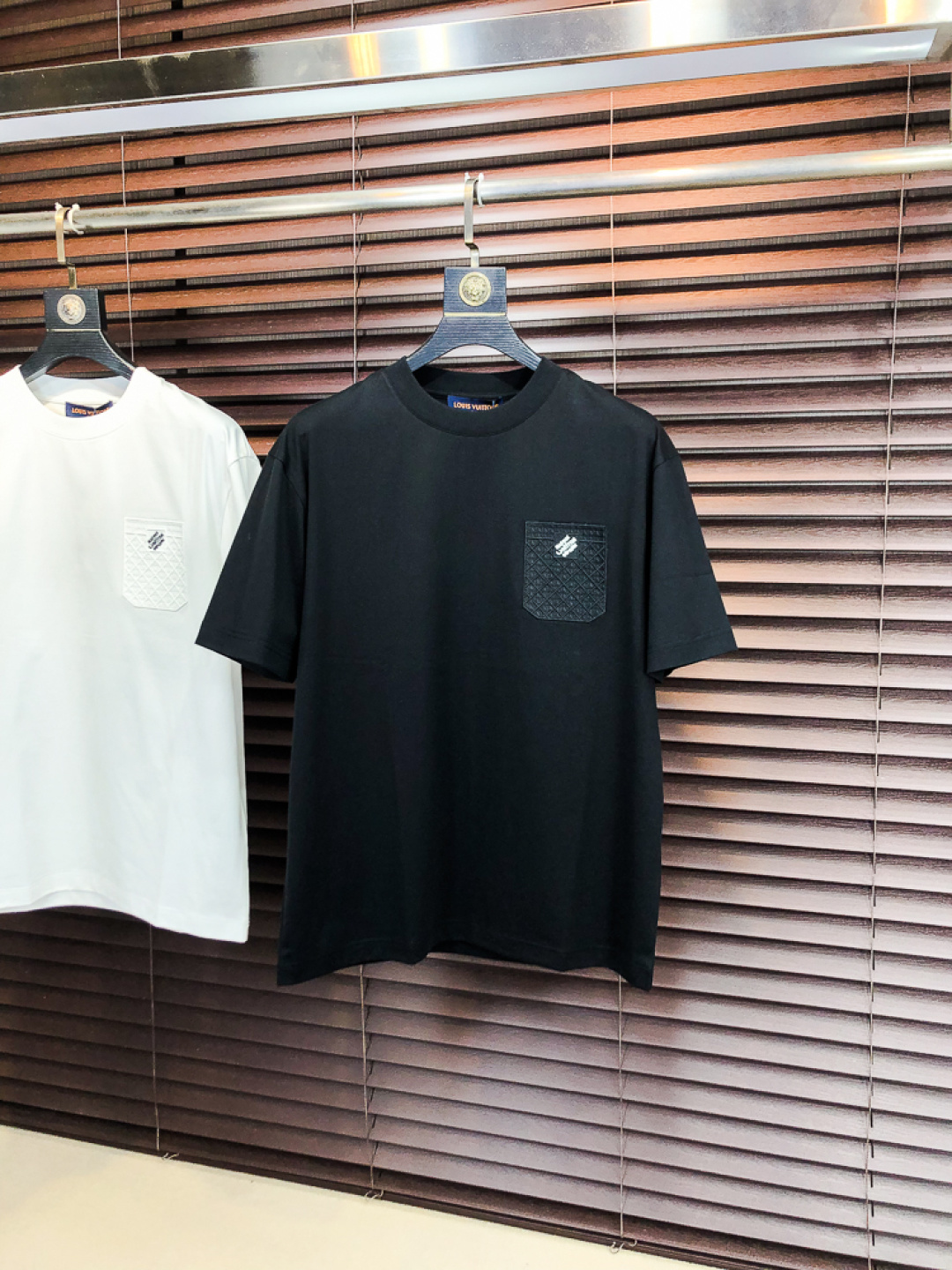 NO:726735,Replace after the end of the year.. LV.26 new spring and summer T-shirt. This short-sleeved shirt is made of double-sided liquid ammonia cotton fabric. This fabric has a silky soft luster and feels smooth and delicate!  The double-veil weave structure has a good texture and is not easily deformed after long-term wear and washing. It truly achieves the same high-end quality as the counter. It not only demonstrates the high simplicity and nobility of the brand, but is not too complicated, and is in line with the concept of simple summer wear. Size 48 50 52 54 56 48 wears 175/130, Louis Vuitton, T-shirt, tees, t-shirt,19860909年后退换..LV.26春夏新品T恤  这款短袖采用了双面液氨棉面料,这块面料具有丝绸般的柔软光泽感,手感爽滑细腻！双面纱织结构,骨感好 久穿久洗不易变形,真正做到与专柜一样致的高端品质.  既彰显了品牌的高简约高贵,h又不会过于繁杂,f符合夏日简约穿搭的理念. 码数48 50 52 54 56 48穿175/130,,louis vuitton,T-shirt,tees，t-shirt,,Men's clothing