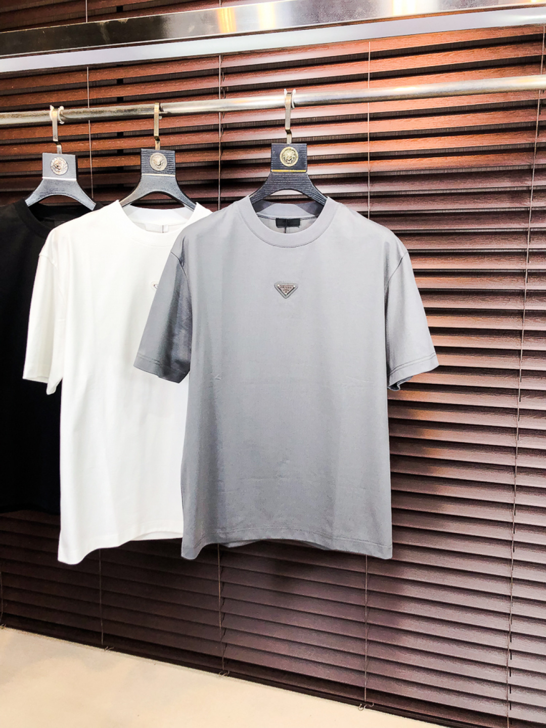 NO:726736,Replace after the year...Prada.26 new spring and summer T-shirt. This short-sleeved shirt is made of double-sided liquid ammonia cotton fabric. This fabric has a silky soft luster and feels smooth and delicate!  The double-veil weave structure has a good texture and is not easily deformed after long-term wear and washing. It truly achieves the same high-end quality as the counter. It not only demonstrates the high simplicity and nobility of the brand, but is not too complicated and conforms to the concept of simple summer wear. Size 48 50 52 54 56 48 wears 175/130, prada, T-shirt, tees, t-shirt,19860909年后退换..普拉达.26春夏新品T恤  这款短袖采用了双面液氨棉面料,这块面料具有丝绸般的柔软光泽感,手感爽滑细腻！双面纱织结构,骨感好 久穿久洗不易变形,真正做到与专柜一样致的高端品质.  既彰显了品牌的高简约高贵,h又不会过于繁杂,f符合夏日简约穿搭的理念. 码数48 50 52 54 56 48穿175/130,,prada,T-shirt,tees，t-shirt,,Men's clothing