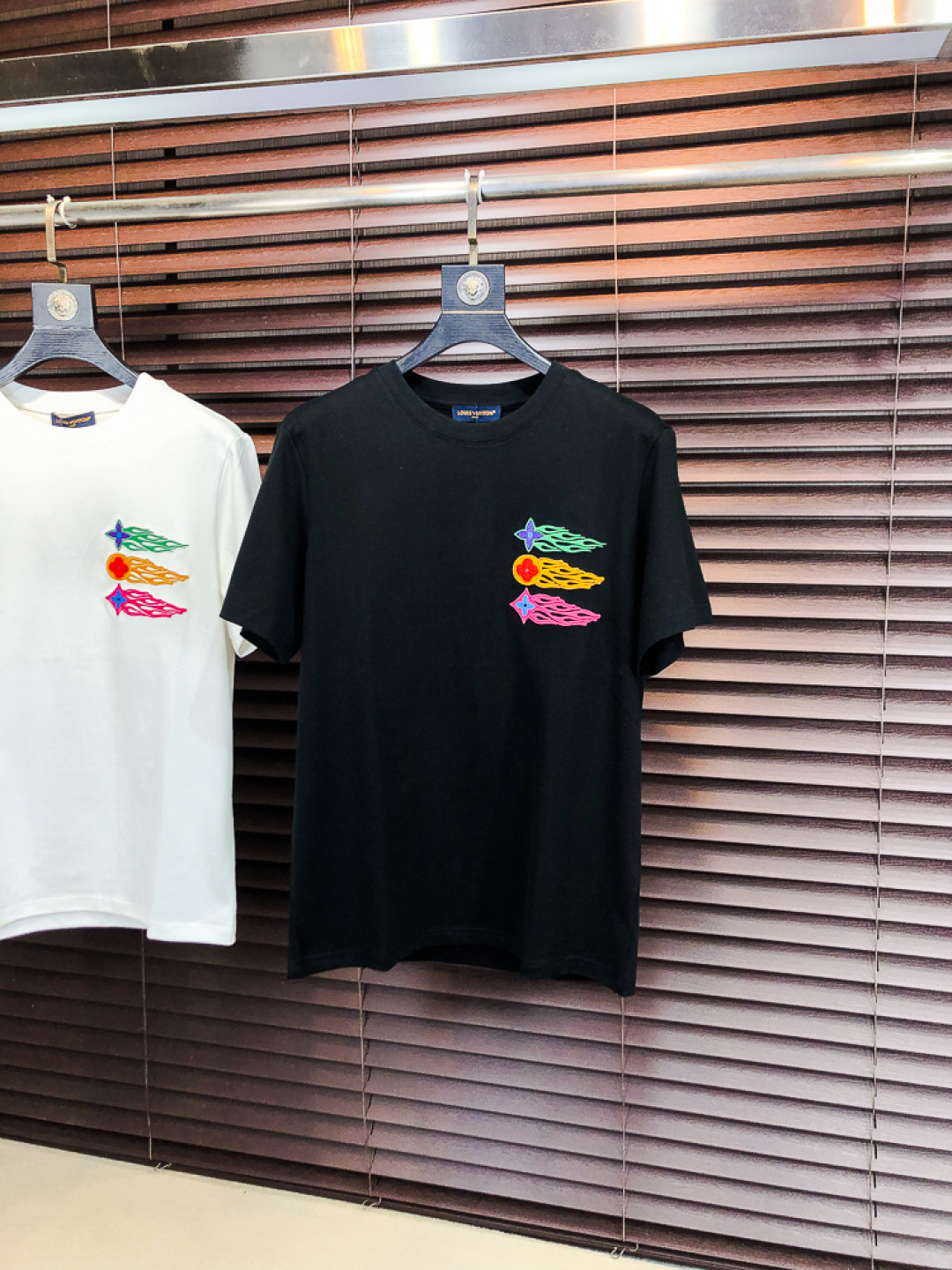 NO:732446,.LV.26 new spring and summer T-shirt. This short-sleeved shirt is made of double-sided liquid ammonia cotton fabric. This fabric has a silky soft luster and feels smooth and delicate!  The double-veil weave structure has a good texture and is not easily deformed after long-term wear and washing. It truly achieves the same high-end quality as the counter. It not only demonstrates the high simplicity and nobility of the brand, but is not too complicated, and is in line with the concept of simple summer wear. Size s-xxL.s wears 175/,, Louis Vuitton, T-shirt, tees, t-shirt,19860909.LV.26春夏新品T恤  这款短袖采用了双面液氨棉面料,这块面料具有丝绸般的柔软光泽感,手感爽滑细腻！双面纱织结构,骨感好 久穿久洗不易变形,真正做到与专柜一样致的高端品质.  既彰显了品牌的高简约高贵,b又不会过于繁杂,f符合夏日简约穿搭的理念. 码数s-xxL.s穿175/,,louis vuitton,T-shirt,tees，t-shirt,,Men's clothing