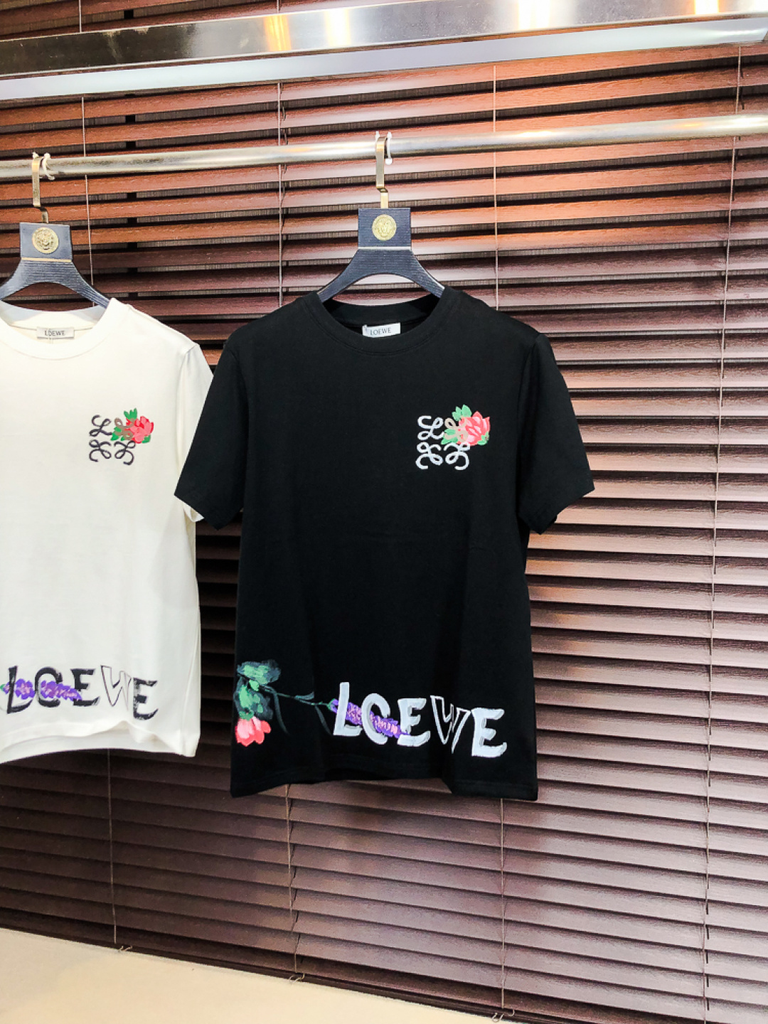 NO:732450,.Loewe.26 new spring and summer T-shirt. This short-sleeved shirt is made of double-sided liquid ammonia cotton fabric. This fabric has a silky soft luster and feels smooth and delicate!  The double-veil weave structure has a good texture and is not easily deformed after long-term wear and washing. It truly achieves the same high-end quality as the counter. It not only demonstrates the high simplicity and nobility of the brand, but is not too complicated, and is in line with the concept of simple summer wear. Size s-xxL. s wears 175/,, loewe, T-shirt, tees, t-shirt,19860909.罗意威.26春夏新品T恤  这款短袖采用了双面液氨棉面料,这块面料具有丝绸般的柔软光泽感,手感爽滑细腻！双面纱织结构,骨感好 久穿久洗不易变形,真正做到与专柜一样致的高端品质.  既彰显了品牌的高简约高贵,b又不会过于繁杂,f符合夏日简约穿搭的理念. 码数s-xxL.s穿175/,,loewe,T-shirt,tees，t-shirt,,Men's clothing