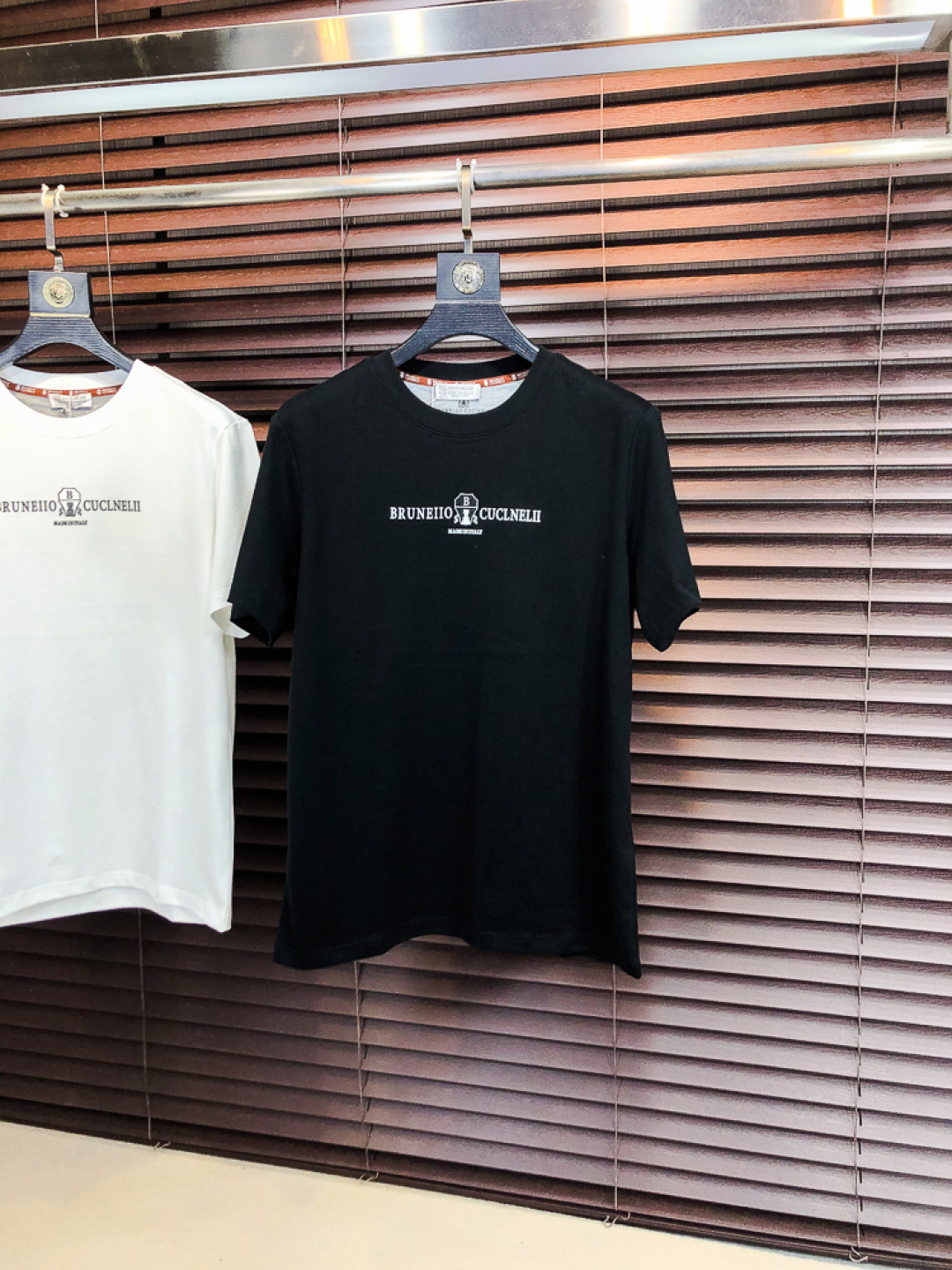 NO:732454,.Bc.26 new spring and summer T-shirt. This short-sleeved shirt is made of double-sided liquid ammonia cotton fabric. This fabric has a silky soft luster and feels smooth and delicate!  The double-veil weave structure has a good texture and is not easily deformed after long-term wear and washing. It truly achieves the same high-end quality as the counters. It not only demonstrates the high simplicity and nobility of the brand, b is not too complicated, and f conforms to the concept of simple summer wear. Size s-xxL. S wears 175/,, T-shirt, tees, t-shirt,19860909.Bc.26春夏新品T恤  这款短袖采用了双面液氨棉面料,这块面料具有丝绸般的柔软光泽感,手感爽滑细腻！双面纱织结构,骨感好 久穿久洗不易变形,真正做到与专柜一样致的高端品质.  既彰显了品牌的高简约高贵,b又不会过于繁杂,f符合夏日简约穿搭的理念. 码数s-xxL.s穿175/,,T-shirt,tees，t-shirt,,Men's clothing