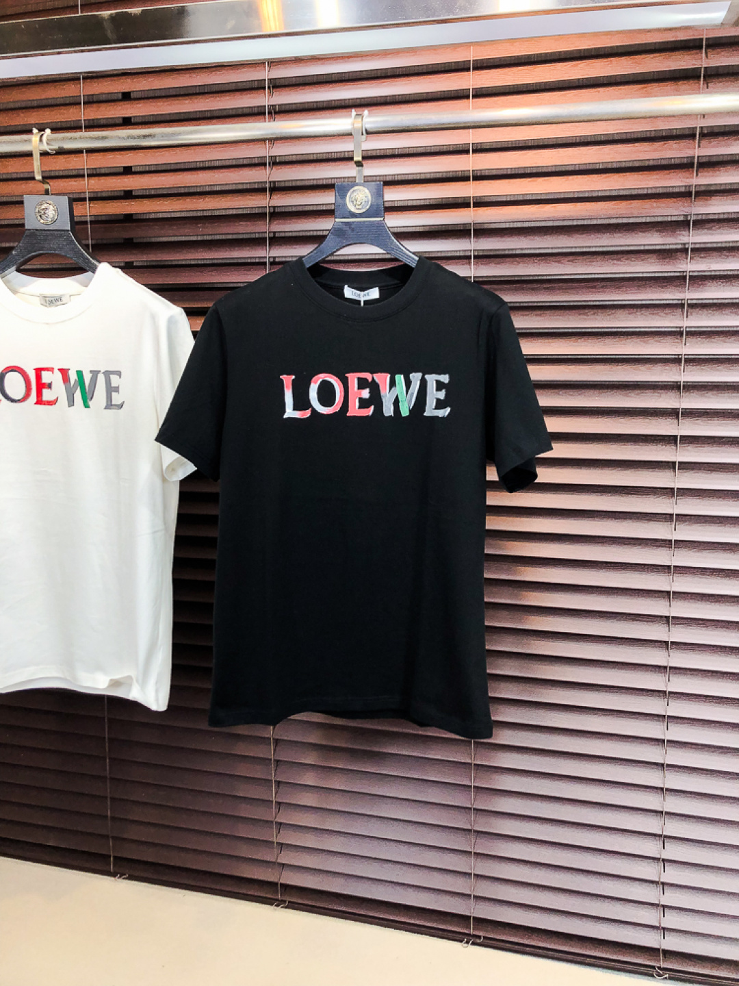 NO:732458,.Loewe.26 new spring and summer T-shirt. This short-sleeved shirt is made of double-sided liquid ammonia cotton fabric. This fabric has a silky soft luster and feels smooth and delicate!  The double-veil weave structure has a good texture and is not easily deformed after long-term wear and washing. It truly achieves the same high-end quality as the counter. It not only demonstrates the high simplicity and nobility of the brand, but is not too complicated, and is in line with the concept of simple summer wear. Size s-xxL. s wears 175/,, loewe, T-shirt, tees, t-shirt,19860909.罗意威.26春夏新品T恤  这款短袖采用了双面液氨棉面料,这块面料具有丝绸般的柔软光泽感,手感爽滑细腻！双面纱织结构,骨感好 久穿久洗不易变形,真正做到与专柜一样致的高端品质.  既彰显了品牌的高简约高贵,b又不会过于繁杂,f符合夏日简约穿搭的理念. 码数s-xxL.s穿175/,,loewe,T-shirt,tees，t-shirt,,Men's clothing