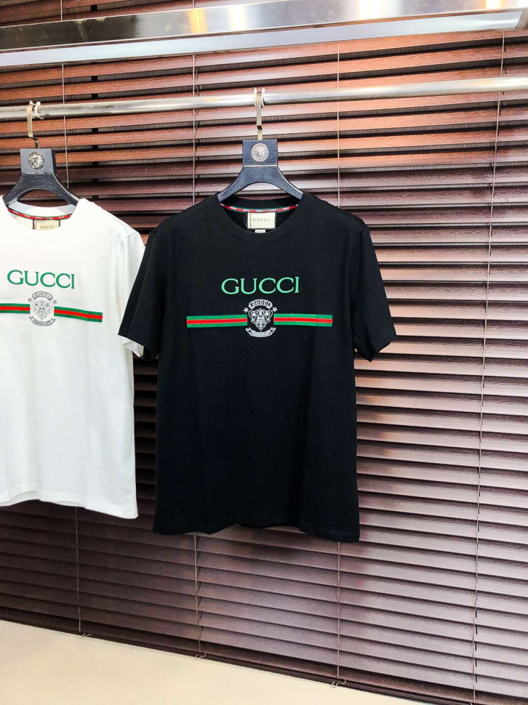 NO:732462,.Gucci.26 new spring and summer T-shirt. This short-sleeved shirt is made of double-sided liquid ammonia cotton fabric. This fabric has a silky soft luster and feels smooth and delicate!  The double-veil weave structure has a good texture and is not easily deformed after long-term wear and washing. It truly achieves the same high-end quality as the counter. It not only demonstrates the high simplicity and nobility of the brand, but is not too complicated, and is in line with the concept of simple summer wear. Size s-xxL. Wear 175/,, gucci, T-shirt, tees, t-shirt,19860909.Gucci.26春夏新品T恤  这款短袖采用了双面液氨棉面料,这块面料具有丝绸般的柔软光泽感,手感爽滑细腻！双面纱织结构,骨感好 久穿久洗不易变形,真正做到与专柜一样致的高端品质.  既彰显了品牌的高简约高贵,b又不会过于繁杂,f符合夏日简约穿搭的理念. 码数s-xxL.s穿175/,,gucci,T-shirt,tees，t-shirt,,Men's clothing