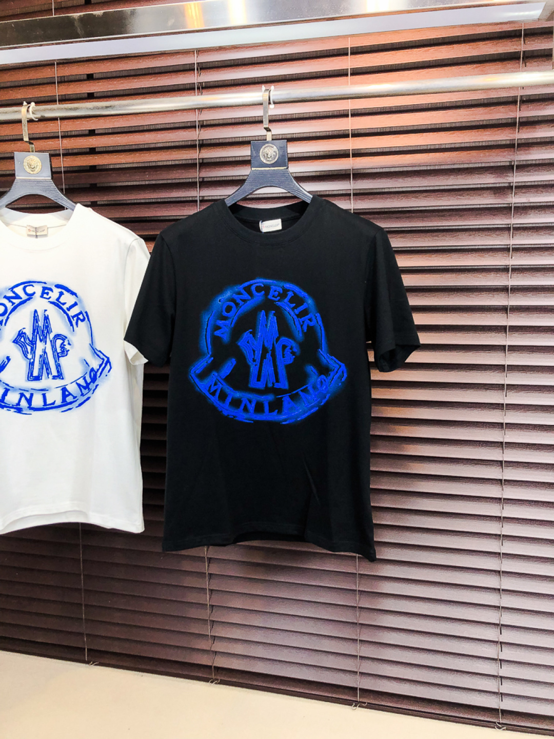 NO:732466,.Mask. 26 new spring and summer T-shirt. This short-sleeved shirt is made of double-sided liquid ammonia cotton fabric. This fabric has a silky soft luster and feels smooth and delicate!  The double-veil weave structure has a good texture and is not easily deformed after long-term wear and washing. It truly achieves the same high-end quality as the counter. It not only demonstrates the high simplicity and nobility of the brand, but is not too complicated, and is in line with the concept of simple summer wear. Size s-xxL. s wears 175/,, Moncler, T-shirt, tees, t-shirt,19860909.蒙口.26春夏新品T恤  这款短袖采用了双面液氨棉面料,这块面料具有丝绸般的柔软光泽感,手感爽滑细腻！双面纱织结构,骨感好 久穿久洗不易变形,真正做到与专柜一样致的高端品质.  既彰显了品牌的高简约高贵,b又不会过于繁杂,f符合夏日简约穿搭的理念. 码数s-xxL.s穿175/,,Moncler,T-shirt,tees，t-shirt,,Men's clothing