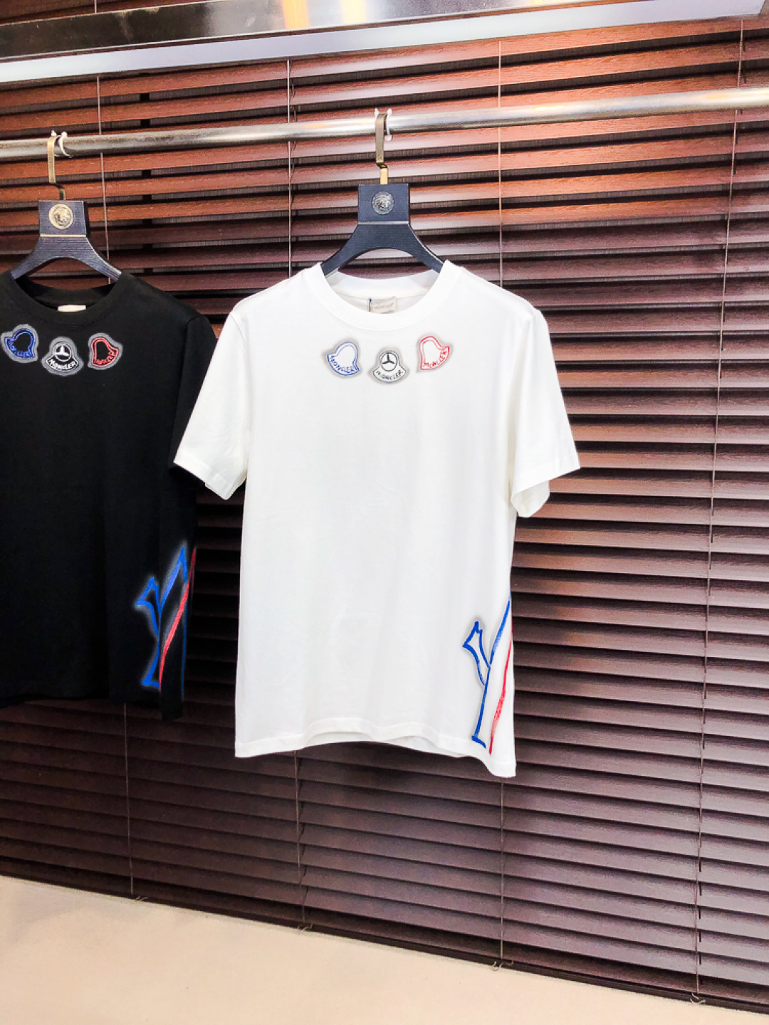 NO:732470,.Mask 26 new spring and summer T-shirt. This short-sleeved shirt is made of double-sided liquid ammonia cotton fabric. This fabric has a silky soft luster and feels smooth and delicate!  The double-veil weave structure has a good texture and is not easily deformed after long-term wear and washing. It truly achieves the same high-end quality as the counter. It not only demonstrates the high simplicity and nobility of the brand, but is not too complicated, and is in line with the concept of simple summer wear. Size s-xxL. s wears 175/,, Moncler, T-shirt, tees, t-shirt,19860909.蒙口 26春夏新品T恤  这款短袖采用了双面液氨棉面料,这块面料具有丝绸般的柔软光泽感,手感爽滑细腻！双面纱织结构,骨感好 久穿久洗不易变形,真正做到与专柜一样致的高端品质.  既彰显了品牌的高简约高贵,b又不会过于繁杂,f符合夏日简约穿搭的理念. 码数s-xxL.s穿175/,,Moncler,T-shirt,tees，t-shirt,,Men's clothing