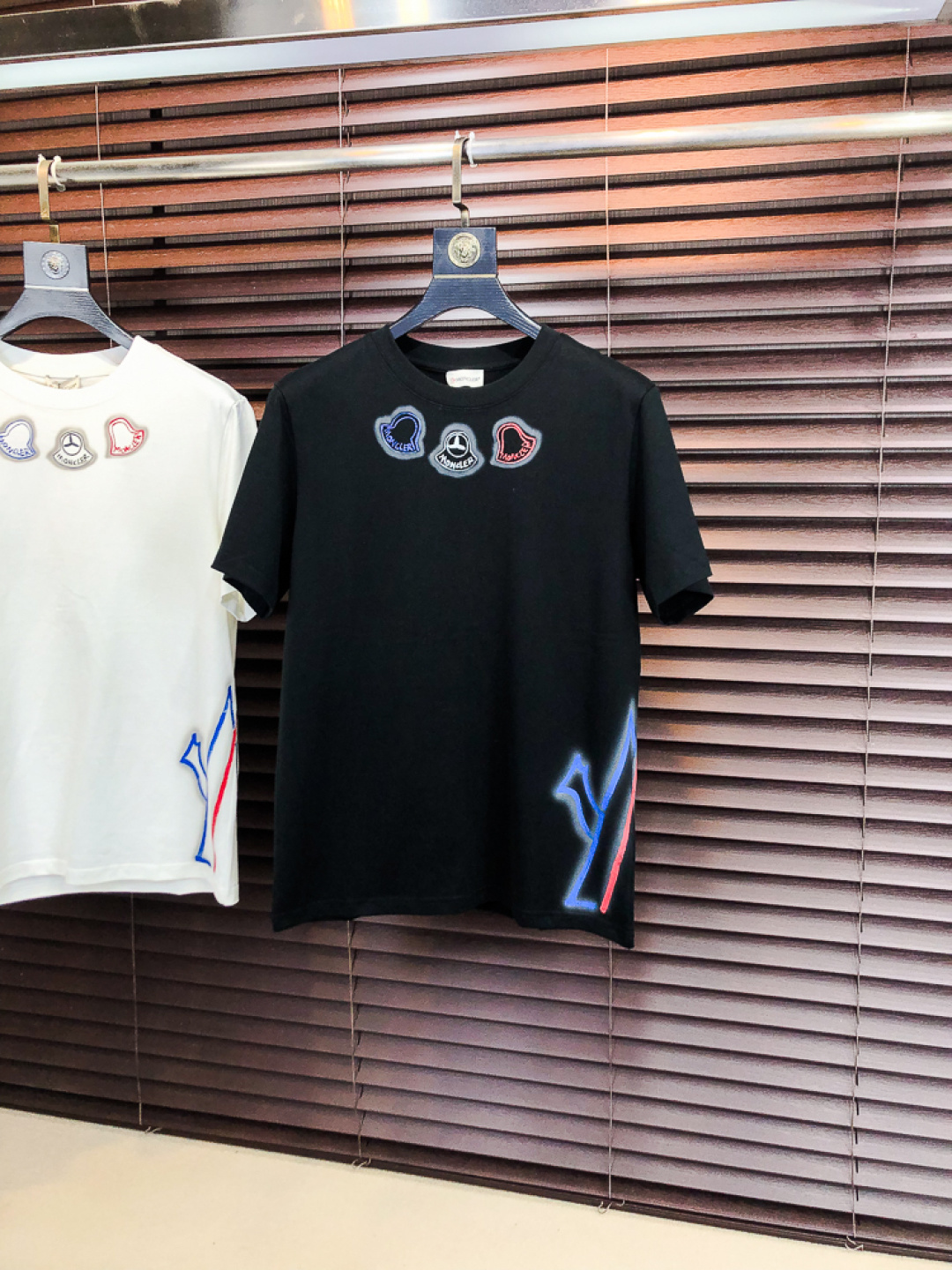 NO:732474,.Mask. 26 new spring and summer T-shirt. This short-sleeved shirt is made of double-sided liquid ammonia cotton fabric. This fabric has a silky soft luster and feels smooth and delicate!  The double-veil weave structure has a good texture and is not easily deformed after long-term wear and washing. It truly achieves the same high-end quality as the counter. It not only demonstrates the high simplicity and nobility of the brand, but is not too complicated, and is in line with the concept of simple summer wear. Size s-xxL. s wears 175/,, Moncler, T-shirt, tees, t-shirt,19860909.蒙口.26春夏新品T恤  这款短袖采用了双面液氨棉面料,这块面料具有丝绸般的柔软光泽感,手感爽滑细腻！双面纱织结构,骨感好 久穿久洗不易变形,真正做到与专柜一样致的高端品质.  既彰显了品牌的高简约高贵,b又不会过于繁杂,f符合夏日简约穿搭的理念. 码数s-xxL.s穿175/,,Moncler,T-shirt,tees，t-shirt,,Men's clothing