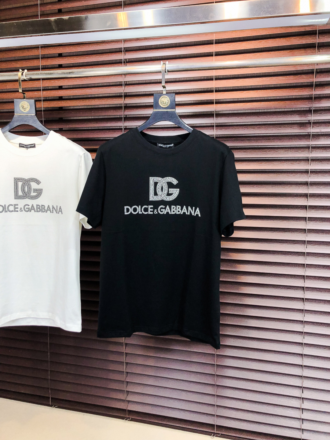 NO:732478,.D&G.26 new spring and summer T-shirt. This short-sleeved shirt is made of double-sided liquid ammonia cotton fabric. This fabric has a silky soft luster and feels smooth and delicate!  The double-veil weave structure has a good texture and is not easily deformed after long-term wear and washing. It truly achieves the same high-end quality as the counter. It not only demonstrates the high simplicity and nobility of the brand, but is not too complicated, and is in line with the concept of simple summer wear. Size s-xxL. s wears 175/,, Dolce&Gabbana, T-shirt, tees, t-shirt,19860909.D&G.26春夏新品T恤  这款短袖采用了双面液氨棉面料,这块面料具有丝绸般的柔软光泽感,手感爽滑细腻！双面纱织结构,骨感好 久穿久洗不易变形,真正做到与专柜一样致的高端品质.  既彰显了品牌的高简约高贵,b又不会过于繁杂,f符合夏日简约穿搭的理念. 码数s-xxL.s穿175/,,Dolce&Gabbana,T-shirt,tees，t-shirt,,Men's clothing