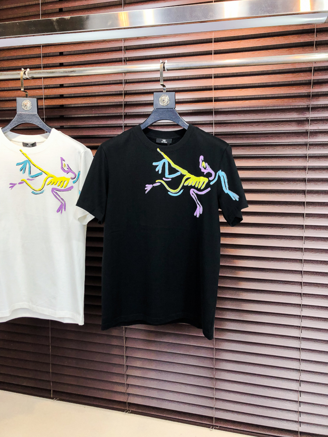 NO:732481,Arc'teryx.26 new spring and summer T-shirt. This short-sleeved shirt is made of double-sided liquid ammonia cotton fabric. This fabric has a silky soft luster and feels smooth and delicate!  The double-veil weave structure has a good texture and is not easily deformed after long-term wear and washing. It truly achieves the same high-end quality as the counters. It not only demonstrates the high simplicity and nobility of the brand, but is not too complicated, and is in line with the concept of simple summer wear. The size is s-xxL. s wears 175/, arc'teryx, T-shirt, tees, t-shirt,19860909.始祖鸟.26春夏新品T恤  这款短袖采用了双面液氨棉面料,这块面料具有丝绸般的柔软光泽感,手感爽滑细腻！双面纱织结构,骨感好 久穿久洗不易变形,真正做到与专柜一样致的高端品质.  既彰显了品牌的高简约高贵,b又不会过于繁杂,f符合夏日简约穿搭的理念. 码数s-xxL.s穿175/,arc'teryx,T-shirt,tees，t-shirt,,Men's clothing