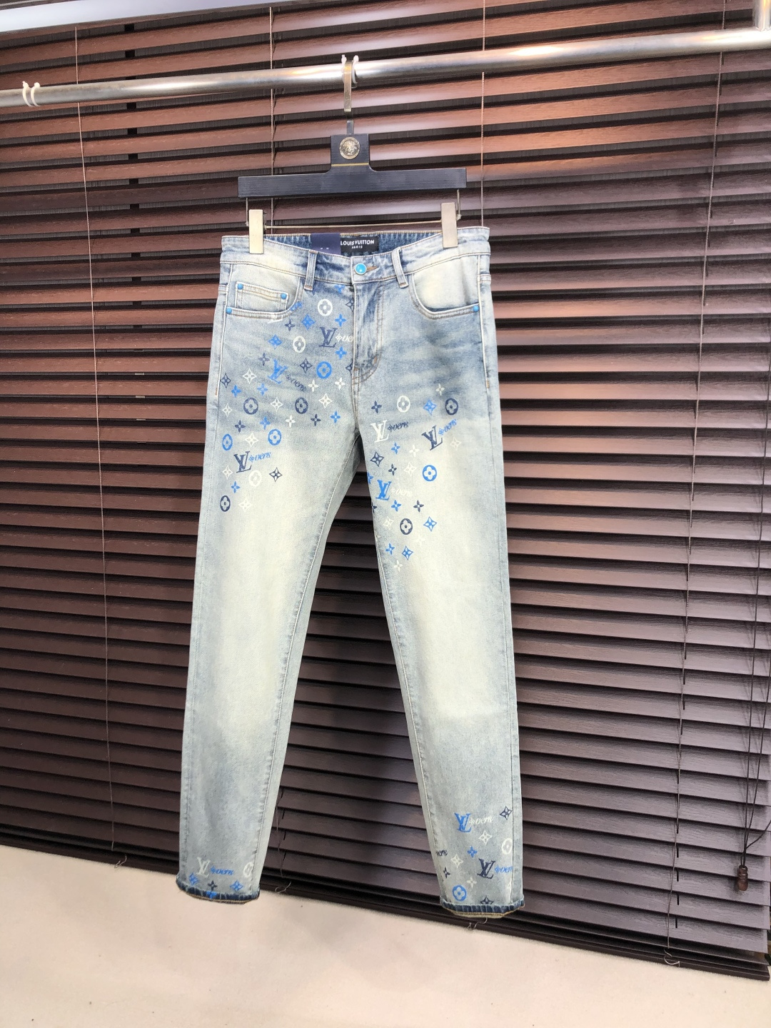 NO:775608,.LV. official website counter is on sale simultaneously, 2026SS new spring and summer men's casual jeans, original quality, counter customized original denim fabric, logo pattern design, b pants body original hardware accessories decoration, c three-dimensional clear, realistic effect, super trendy personality, fashionable and stylish upper body!  Must-have items for trendy men in sizes 28-38, Louis Vuitton, Jeans,19860909.LV.官网专柜同步发售,2026SS春夏新品男士休闲牛仔裤,原单品质,专柜定制原版牛仔面料,logo图案设计,b裤身原版五金辅料装饰,c立体清晰,效果逼真,超级潮流个性,上身时尚有型！潮男必备单品 码数28-38,,louis vuitton,jeans,,Men's clothing