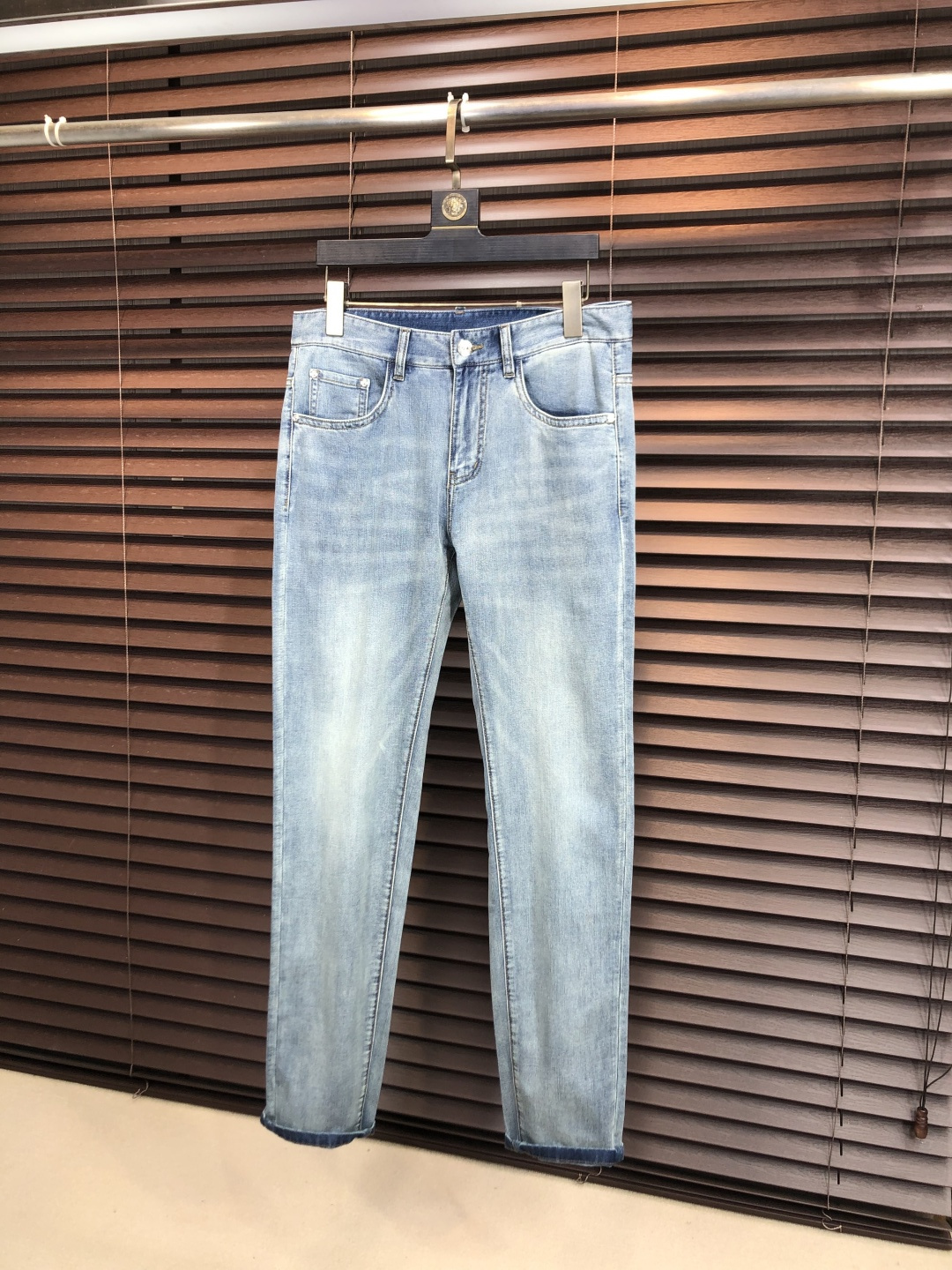 NO:775571,. Burberry. Official website counters are on sale simultaneously, 2026 SS new spring and summer men's casual jeans, original quality, counter-customized original denim fabrics, logo pattern design, b trouser body original hardware accessories decoration, c three-dimensional clear, realistic effect, super trendy personality, fashionable and stylish upper body!  Must-have items for trendy men in sizes 28-38, burberry, jeans,19860909.巴宝莉.官网专柜同步发售,2026SS春夏新品男士休闲牛仔裤,原单品质,专柜定制原版牛仔面料,logo图案设计,b裤身原版五金辅料装饰,c立体清晰,效果逼真,超级潮流个性,上身时尚有型！潮男必备单品 码数28-38,,burberry,jeans,,Men's clothing