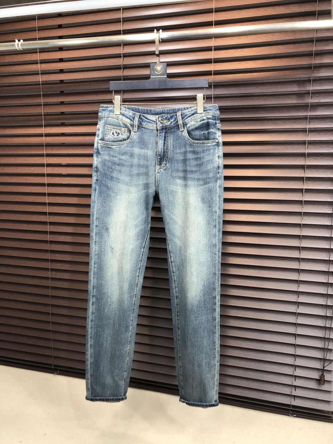 NO:775575,. Valentino. Official website counter sales simultaneously, 2026 SS new spring and summer men's casual jeans, original quality, counter customized original denim fabric, logo pattern design, b trouser body original hardware decoration, c three-dimensional clear, realistic effect, super trendy personality, fashionable and stylish upper body!  Must-have items for trendy men in sizes 28-38, valentino, jeans,19860909.华伦天奴.官网专柜同步发售,2026SS春夏新品男士休闲牛仔裤,原单品质,专柜定制原版牛仔面料,logo图案设计,b裤身原版五金辅料装饰,c立体清晰,效果逼真,超级潮流个性,上身时尚有型！潮男必备单品 码数28-38,,valentino,jeans,,Men's clothing