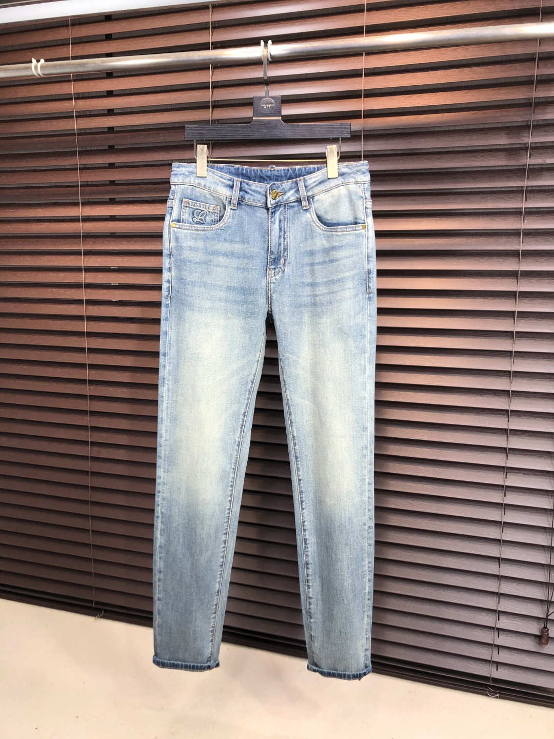 NO:775581,.Loewe. Official website counter sales simultaneously, 2026 SS new spring and summer men's casual jeans, original quality, counter customized original denim fabric, logo pattern design, b trouser body original hardware accessories decoration, c three-dimensional clear, realistic effect, super trendy personality, fashionable and stylish upper body!  Must-have items for trendy men in sizes 28-38, loewe, jeans,19860909.罗意威.官网专柜同步发售,2026SS春夏新品男士休闲牛仔裤,原单品质,专柜定制原版牛仔面料,logo图案设计,b裤身原版五金辅料装饰,c立体清晰,效果逼真,超级潮流个性,上身时尚有型！潮男必备单品 码数28-38,,loewe,jeans,,Men's clothing