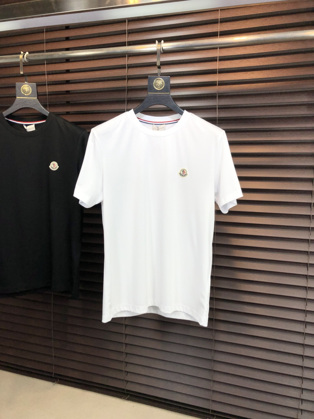 NO:775585,Mengkou. 2026 spring and summer new arrival fashionable round neck short-sleeved advanced customization versatile style!  It is more practical and can be easily controlled by anyone. It is made of liquid spandex fabric and has a luxurious classic brand logo design. It is very classy and a must-buy for those who know the goods!  The tailoring is slim-fitting and very delicate. It shows aura and highlights the sophistication of men. This is unique. It is just right for slim fit and the upper body effect is very good. Size m-3XL m wears 175/130, Moncler, T-shirt,19860909蒙口.2026春夏新品时尚圆领短袖高级定制百搭款式！更有实用感 任何人都可以轻松驾驭 采用液氨氨纶面料制作,奢华经典品牌logo设计,h非常显档次懂货的必须入！版型剪裁属于修身款 非常精致,f显气场,又会凸显男士的精致,这就是独到之处,恰到好处的修身,上身效果非常赞.尺码m-3XL m穿175/130,,Moncler,T-shirt,,Men's clothing