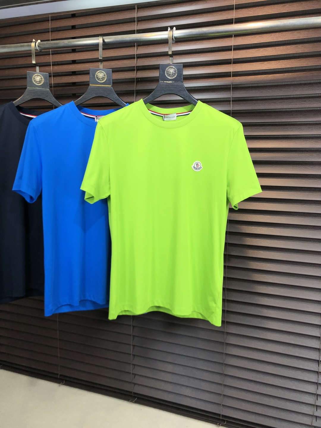 NO:773559,Mengkou. 2026 spring and summer new arrival fashionable round neck short-sleeved advanced customization versatile style!  It is more practical and can be easily controlled by anyone. It is made of liquid spandex fabric and has a luxurious classic brand logo design. It is very classy and a must-buy for those who know the goods!  The tailoring is slim-fitting and very delicate. It shows aura and highlights the sophistication of men. This is unique. It is just right for slim fit and the upper body effect is very good. Size m-3XL m wears 175/130, Moncler, T-shirt,19860909蒙口.2026春夏新品时尚圆领短袖高级定制百搭款式！更有实用感 任何人都可以轻松驾驭 采用液氨氨纶面料制作,奢华经典品牌logo设计,h非常显档次懂货的必须入！版型剪裁属于修身款 非常精致,f显气场,又会凸显男士的精致,这就是独到之处,恰到好处的修身,上身效果非常赞.尺码m-3XL m穿175/130,,Moncler,T-shirt,,Men's clothing
