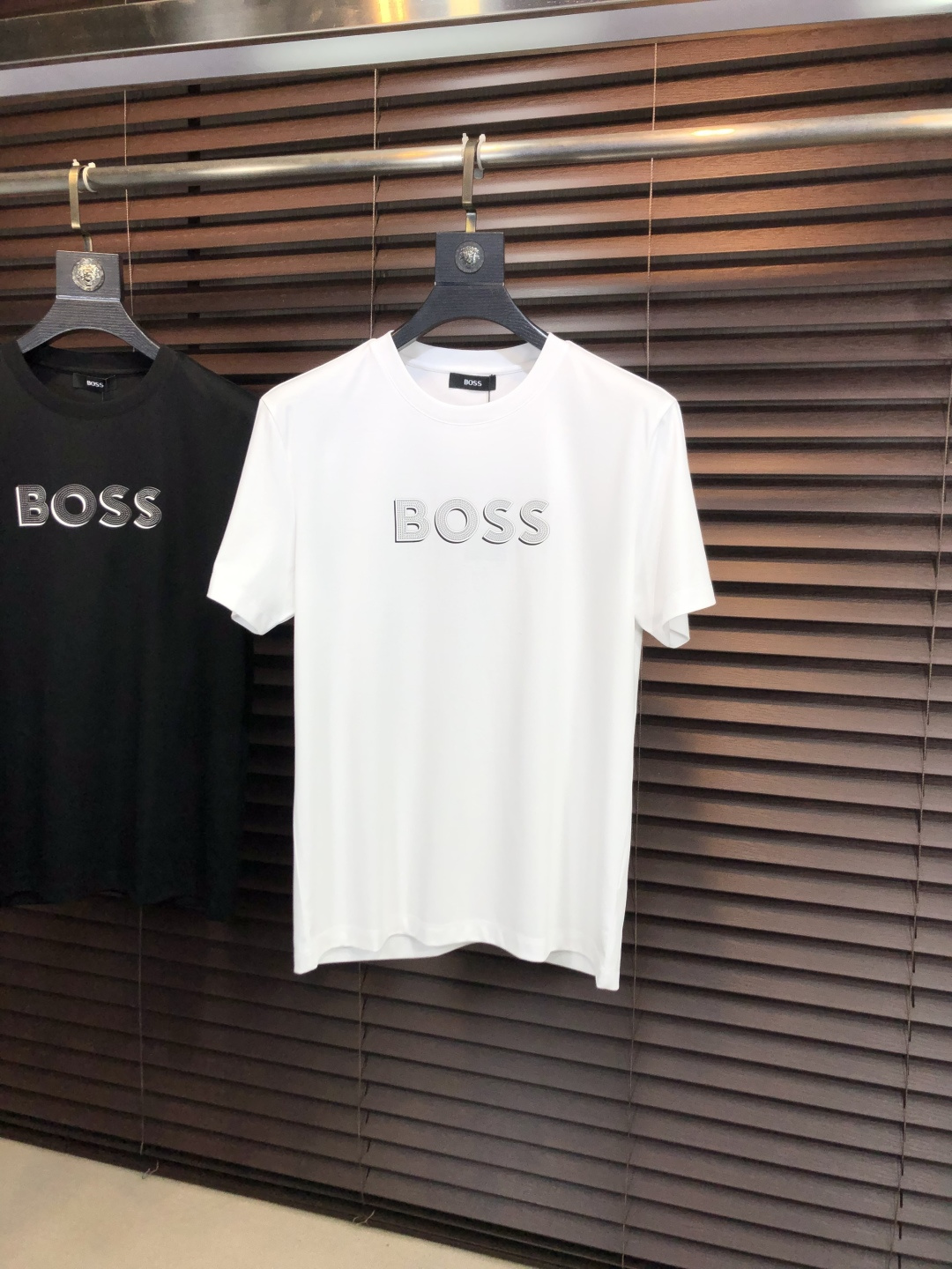 NO:773562,.boss.2026 new spring and summer fashionable round neck short-sleeved advanced customization versatile style!  It is more practical and can be easily controlled by anyone. It is made of liquid spandex fabric and has a luxurious classic brand logo design. It is very classy and a must-buy for those who know the goods!  The tailoring is slim-fitting and very delicate. It shows aura and highlights the sophistication of men. This is unique. It is just the right fit and the upper body effect is very good. Size m-3XL m wears 175/130, T-shirt,19860909.boss.2026春夏新品时尚圆领短袖高级定制百搭款式！更有实用感 任何人都可以轻松驾驭 采用液氨氨纶面料制作,奢华经典品牌logo设计,h非常显档次懂货的必须入！版型剪裁属于修身款 非常精致,f显气场,又会凸显男士的精致,这就是独到之处,恰到好处的修身,上身效果非常赞.尺码m-3XL m穿175/130,,T-shirt,,Men's clothing