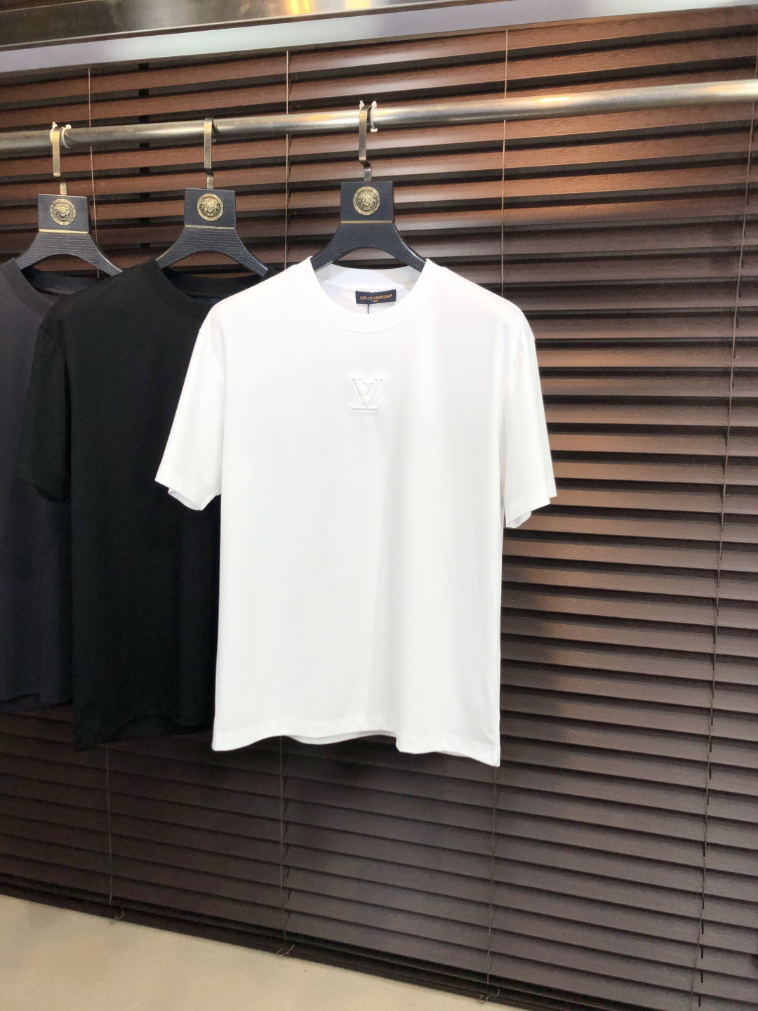 NO:773565,LV.2026 new spring and summer fashionable round neck short-sleeved advanced customization versatile style!  It is more practical and can be easily controlled by anyone. It is made of liquid spandex fabric and has a luxurious classic brand logo design. It is very classy and a must-buy for those who know the goods!  The tailoring is a slim fit, very delicate, it shows aura, and highlights the sophistication of men. This is unique, it is just right for slim fit, and the upper body effect is very good. Size m-3XL m wears 175/130, Louis Vuitton, T-shirt,19860909LV.2026春夏新品时尚圆领短袖高级定制百搭款式！更有实用感 任何人都可以轻松驾驭 采用液氨氨纶面料制作,奢华经典品牌logo设计,h非常显档次懂货的必须入！版型剪裁属于修身款 非常精致,f显气场,又会凸显男士的精致,这就是独到之处,恰到好处的修身,上身效果非常赞.尺码m-3XL m穿175/130,,louis vuitton,T-shirt,,Men's clothing