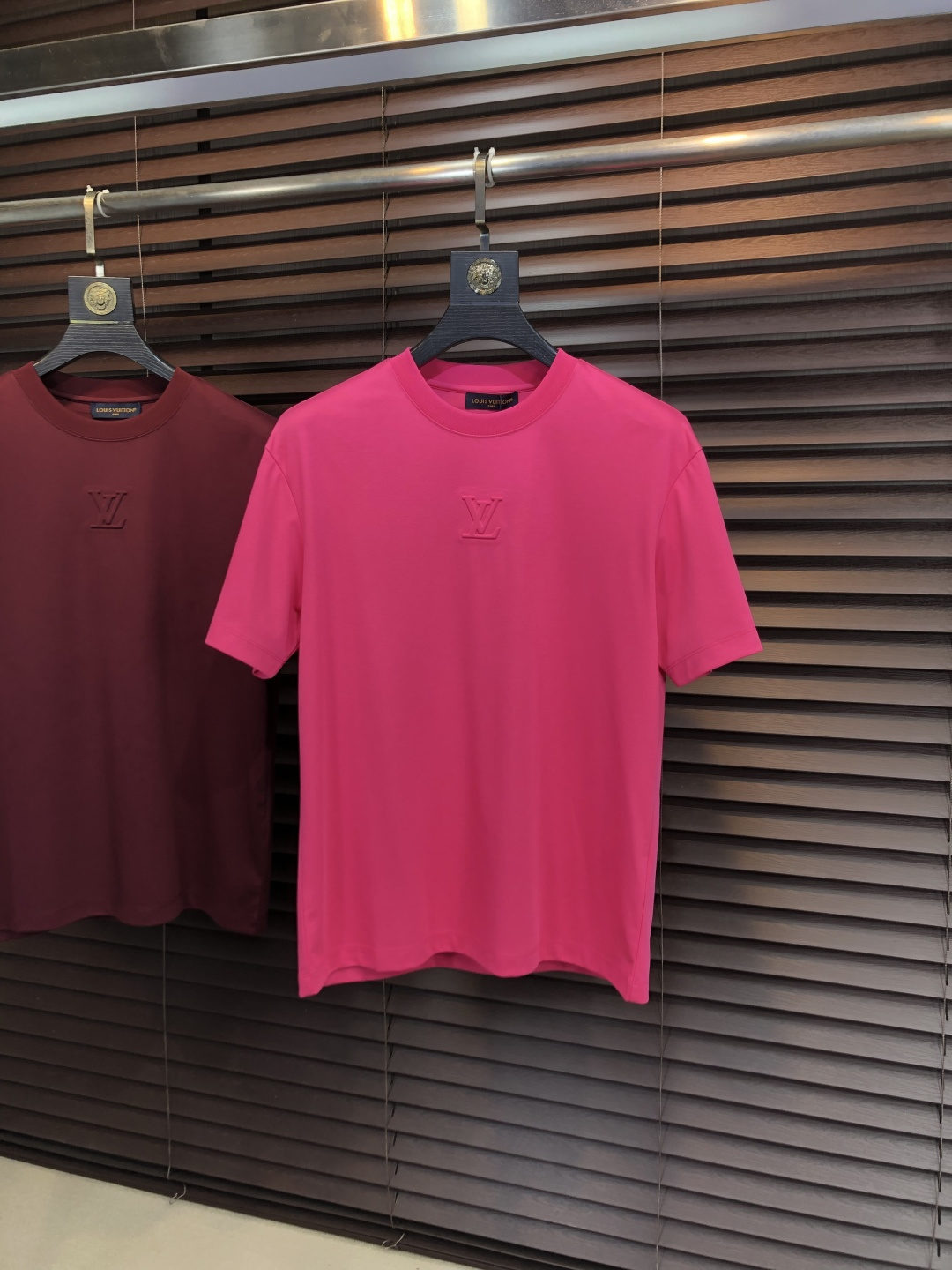 NO:773568,Lv.2026 spring and summer new fashionable round neck short-sleeved advanced customization versatile style!  It is more practical and can be easily controlled by anyone. It is made of liquid spandex fabric and has a luxurious classic brand logo design. It is very classy and a must-buy for those who know the goods!  The tailoring is a slim fit, very delicate, it shows aura, and highlights the sophistication of men. This is unique, it is just right for slim fit, and the upper body effect is very good. Size m-3XL m wears 175/130, Louis Vuitton, T-shirt,19860909Lv.2026春夏新品时尚圆领短袖高级定制百搭款式！更有实用感 任何人都可以轻松驾驭 采用液氨氨纶面料制作,奢华经典品牌logo设计,h非常显档次懂货的必须入！版型剪裁属于修身款 非常精致,f显气场,又会凸显男士的精致,这就是独到之处,恰到好处的修身,上身效果非常赞.尺码m-3XL m穿175/130,,louis vuitton,T-shirt,,Men's clothing