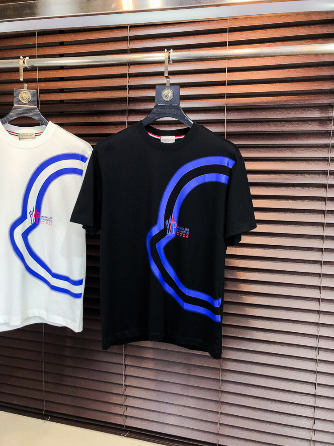 NO:732487,Mengkou. 2026 spring and summer new arrival fashionable round neck short-sleeved advanced customization versatile style!  It is more practical and can be easily controlled by anyone. It is made of liquid spandex fabric and has a luxurious classic brand logo design. It is very classy and a must-buy for those who know the goods!  The tailoring is slim-fitting and very delicate. It shows aura and highlights the sophistication of men. This is unique. It is just right for slim fit and the upper body effect is very good. Size m-3XL m wears 175/130 F, Moncler, T-shirt,19860909蒙口.2026春夏新品时尚圆领短袖高级定制百搭款式！更有实用感 任何人都可以轻松驾驭 采用液氨氨纶面料制作,奢华经典品牌logo设计,h非常显档次懂货的必须入！版型剪裁属于修身款 非常精致,f显气场,又会凸显男士的精致,这就是独到之处,恰到好处的修身,上身效果非常赞.尺码m-3XL m穿175/130 F,,Moncler,T-shirt,,Men's clothing