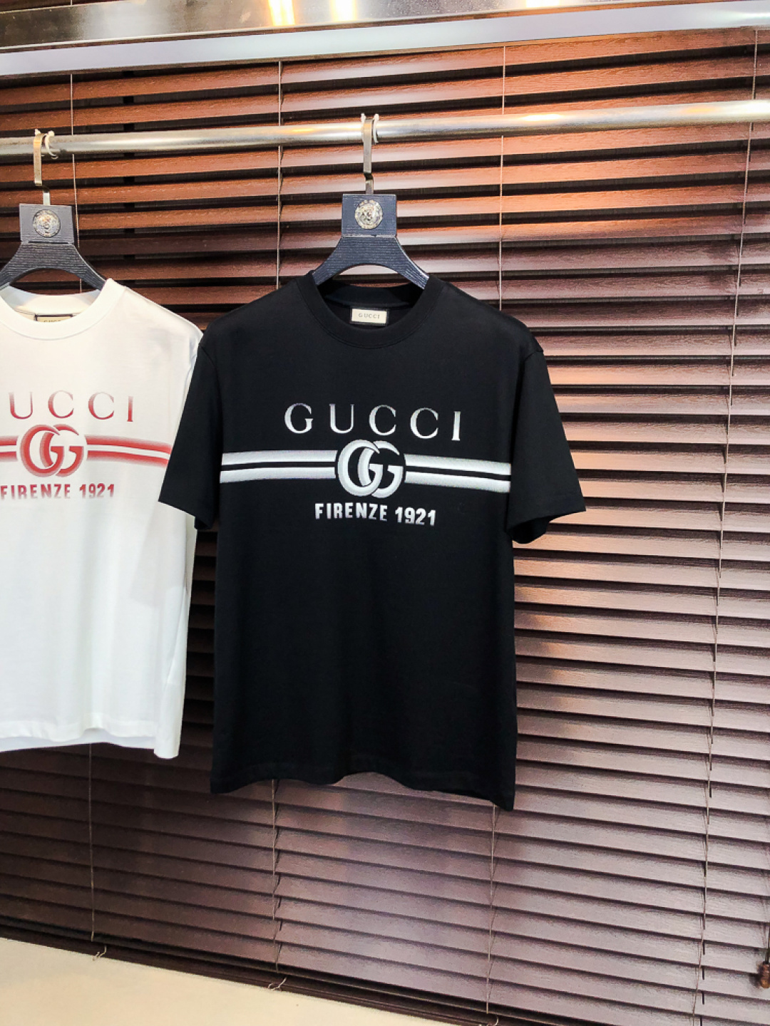 NO:732493,Gucci.2026 new spring and summer fashionable round neck short-sleeved advanced customization versatile style!  It is more practical and can be easily controlled by anyone. It is made of liquid spandex fabric and has a luxurious classic brand logo design. It is very classy and a must-buy for those who know the goods!  The tailoring is slim-fitting and very delicate. It shows aura and highlights the sophistication of men. This is unique. It is just right for slim fit and the upper body effect is very good. Size m-3XL m wears 175/130 F, gucci, T-shirt,19860909Gucci.2026春夏新品时尚圆领短袖高级定制百搭款式！更有实用感 任何人都可以轻松驾驭 采用液氨氨纶面料制作,奢华经典品牌logo设计,h非常显档次懂货的必须入！版型剪裁属于修身款 非常精致,f显气场,又会凸显男士的精致,这就是独到之处,恰到好处的修身,上身效果非常赞.尺码m-3XL m穿175/130 F,,gucci,T-shirt,,Men's clothing