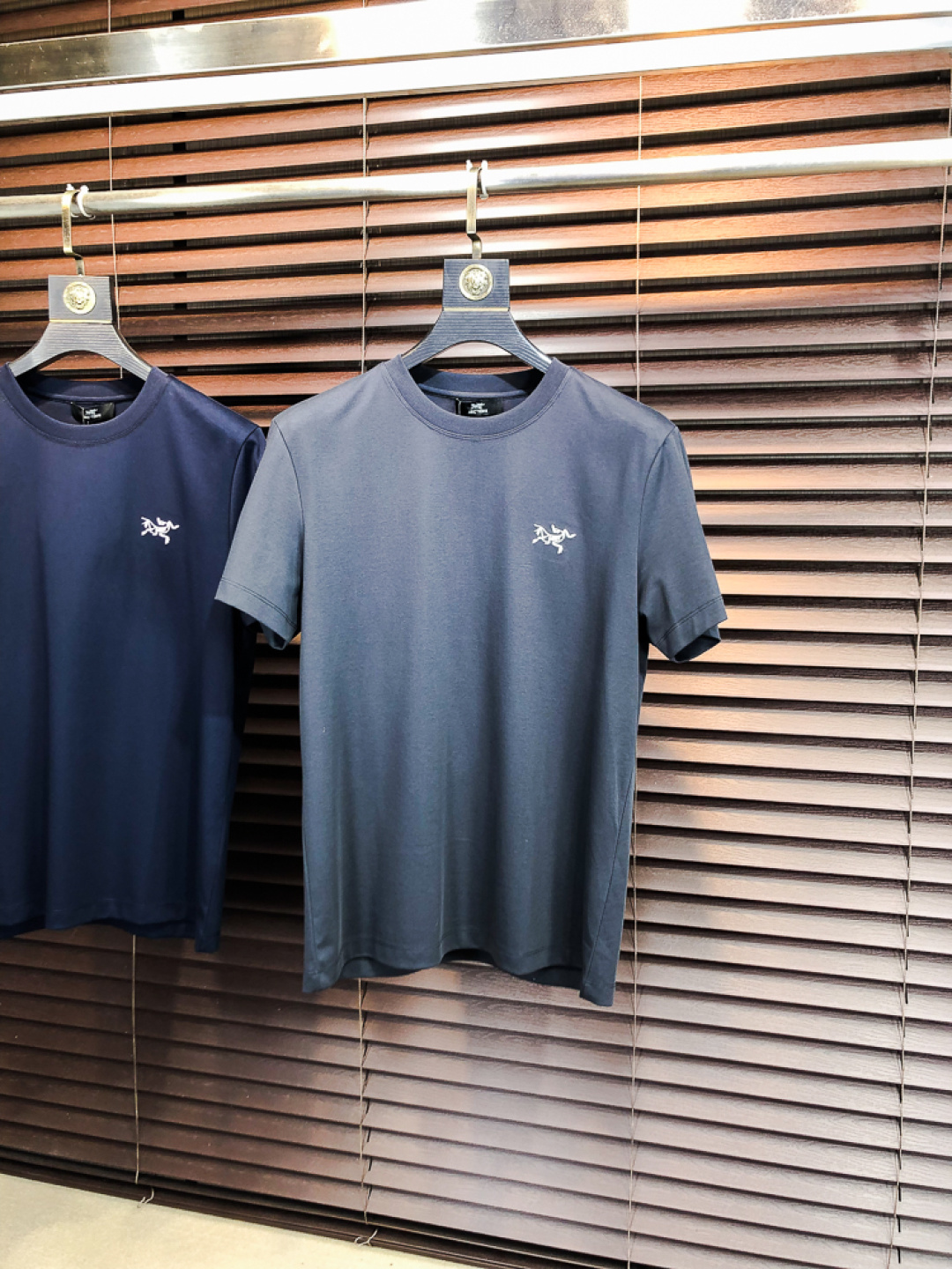 NO:733172,Arc'teryx. 2026 spring and summer new fashionable round neck short-sleeved high-end customized versatile style!  It is more practical and can be easily controlled by anyone. It is made of liquid spandex fabric and has a luxurious classic brand logo design. It is very classy and a must-buy for those who know the goods!  The tailoring is a slim fit, very delicate, it shows aura, and highlights the sophistication of men. This is unique, it is just right for slim fit, and the upper body effect is very good. Size m-3XL m wears 175/130, arc'teryx, T-shirt,19860909始祖鸟.2026春夏新品时尚圆领短袖高级定制百搭款式！更有实用感 任何人都可以轻松驾驭 采用液氨氨纶面料制作,奢华经典品牌logo设计,h非常显档次懂货的必须入！版型剪裁属于修身款 非常精致,f显气场,又会凸显男士的精致,这就是独到之处,恰到好处的修身,上身效果非常赞.尺码m-3XL m穿175/130,arc'teryx,T-shirt,,Men's clothing