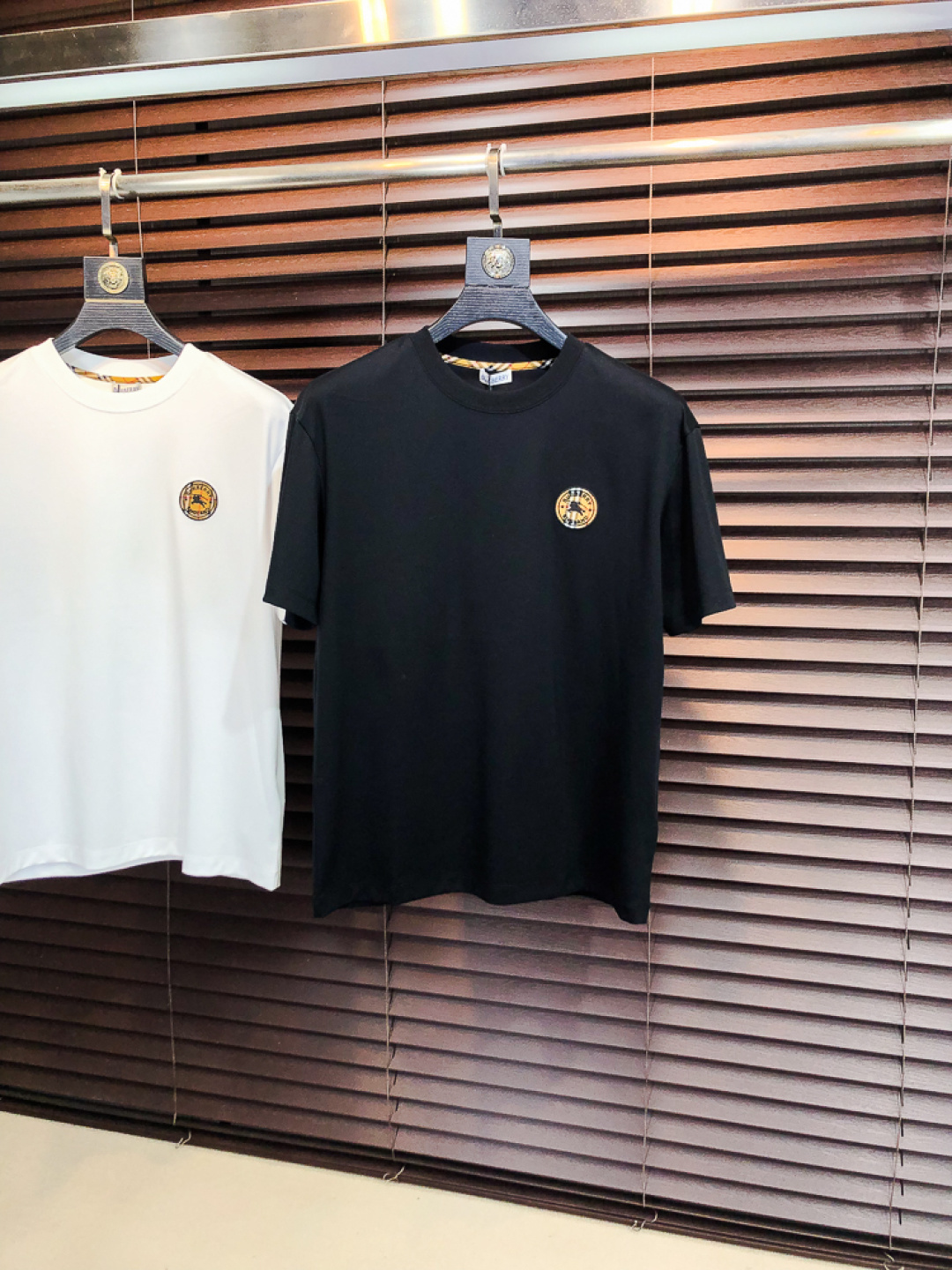 NO:733182,Burberry. 2026 spring and summer new fashionable round neck short-sleeved advanced customization and versatile styles!  It is more practical and can be easily controlled by anyone. It is made of liquid spandex fabric and has a luxurious classic brand logo design. It is very classy and a must-buy for those who know the goods!  The tailoring is slim-fitting and very delicate. It shows aura and highlights the sophistication of men. This is unique. It is just right for slim fit and the upper body effect is very good. Size m-3XL m wears 175/130, burberry, T-shirt,19860909巴宝莉.2026春夏新品时尚圆领短袖高级定制百搭款式！更有实用感 任何人都可以轻松驾驭 采用液氨氨纶面料制作,奢华经典品牌logo设计,h非常显档次懂货的必须入！版型剪裁属于修身款 非常精致,f显气场,又会凸显男士的精致,这就是独到之处,恰到好处的修身,上身效果非常赞.尺码m-3XL m穿175/130,,burberry,T-shirt,,Men's clothing