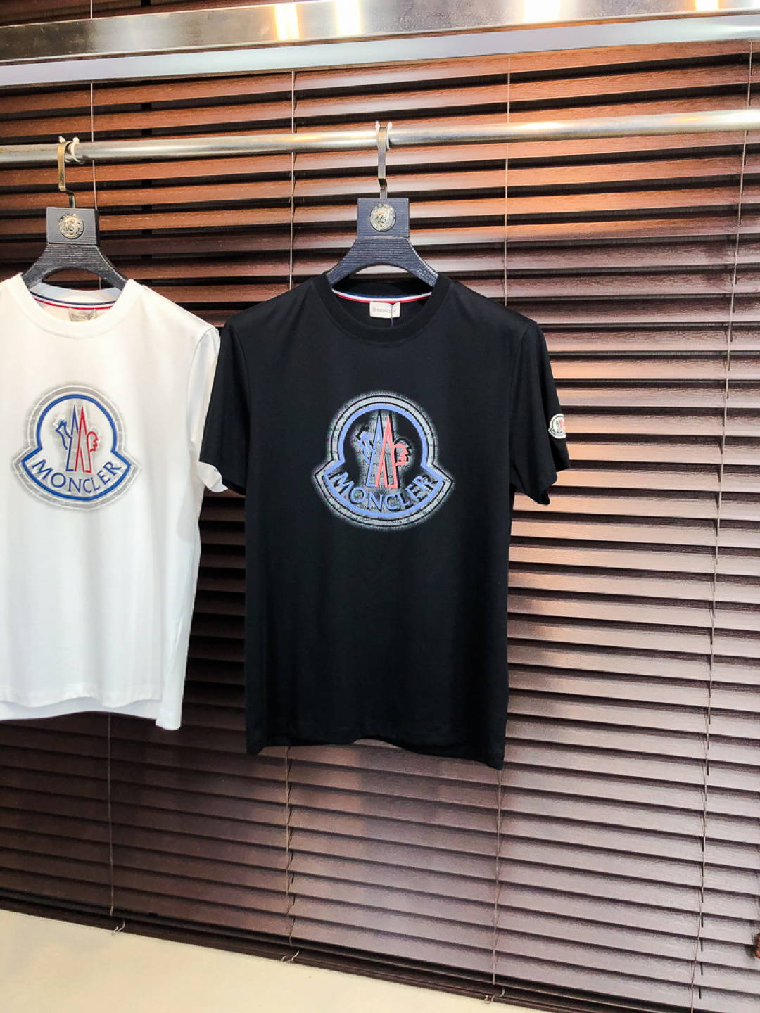 NO:732499,Mengkou. 2026 spring and summer new arrival fashionable round neck short-sleeved advanced customization versatile style!  It is more practical and can be easily controlled by anyone. It is made of liquid spandex fabric and has a luxurious classic brand logo design. It is very classy and a must-buy for those who know the goods!  The tailoring is slim-fitting and very delicate. It shows aura and highlights the sophistication of men. This is unique. It is just right for slim fit and the upper body effect is very good. Size m-3XL m wears 175/130 F, Moncler, T-shirt,19860909蒙口.2026春夏新品时尚圆领短袖高级定制百搭款式！更有实用感 任何人都可以轻松驾驭 采用液氨氨纶面料制作,奢华经典品牌logo设计,h非常显档次懂货的必须入！版型剪裁属于修身款 非常精致,f显气场,又会凸显男士的精致,这就是独到之处,恰到好处的修身,上身效果非常赞.尺码m-3XL m穿175/130 F,,Moncler,T-shirt,,Men's clothing