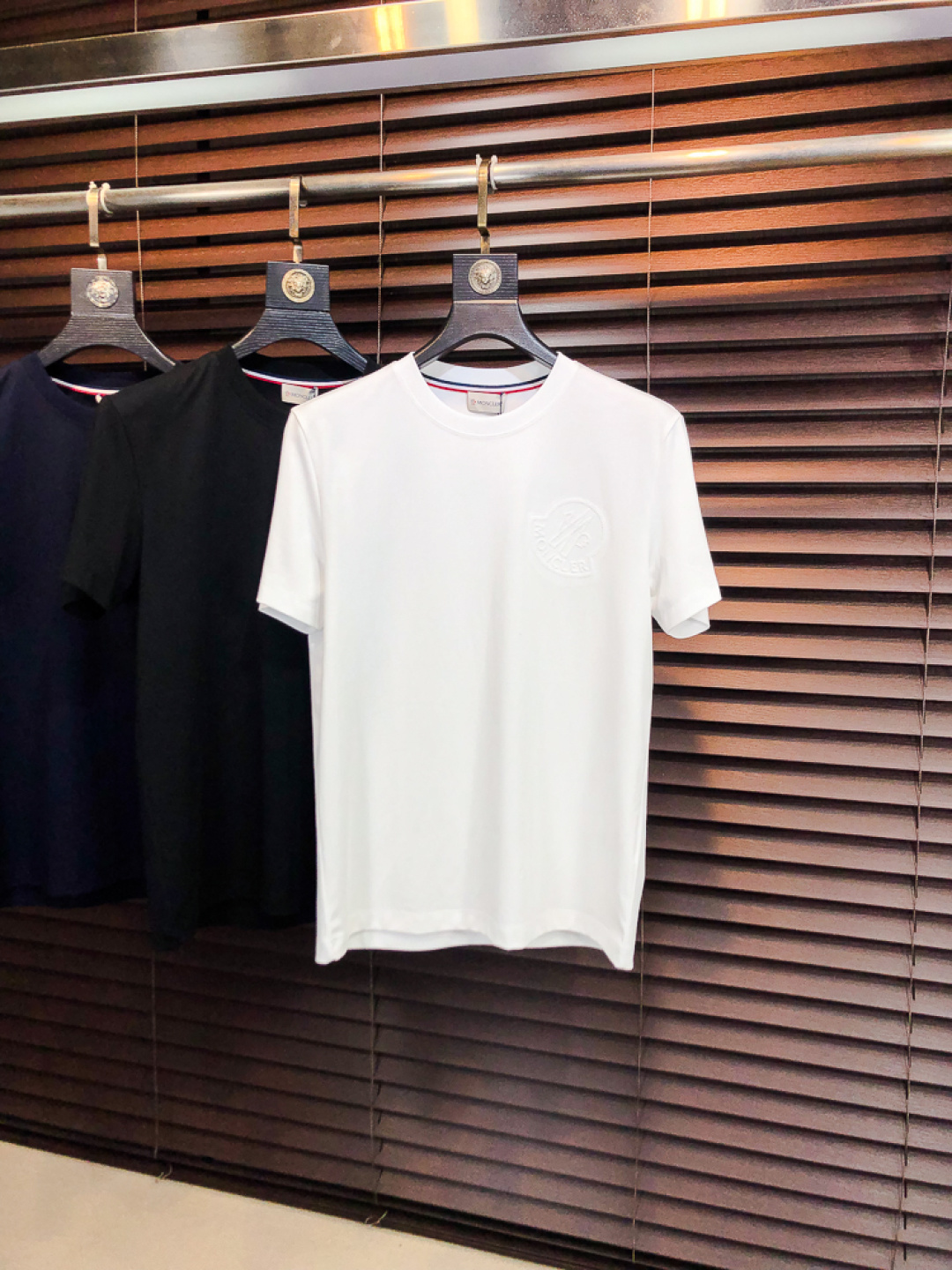 NO:733188,Mengkou. 2026 spring and summer new arrival fashionable round neck short-sleeved advanced customization versatile style!  It is more practical and can be easily controlled by anyone. It is made of liquid spandex fabric and has a luxurious classic brand logo design. It is very classy and a must-buy for those who know the goods!  The tailoring is slim-fitting and very delicate. It shows aura and highlights the sophistication of men. This is unique. It is just right for slim fit and the upper body effect is very good. Size m-3XL m wears 175/130, Moncler, T-shirt,19860909蒙口.2026春夏新品时尚圆领短袖高级定制百搭款式！更有实用感 任何人都可以轻松驾驭 采用液氨氨纶面料制作,奢华经典品牌logo设计,h非常显档次懂货的必须入！版型剪裁属于修身款 非常精致,f显气场,又会凸显男士的精致,这就是独到之处,恰到好处的修身,上身效果非常赞.尺码m-3XL m穿175/130,,Moncler,T-shirt,,Men's clothing