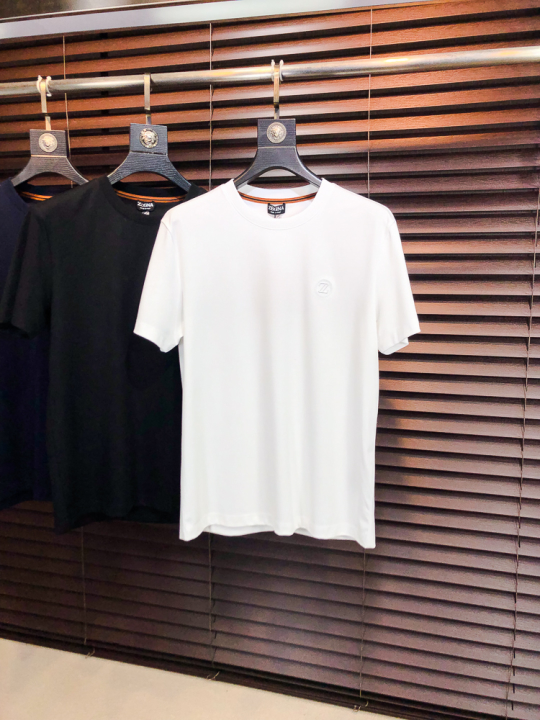 NO:733193,Ermenegildo Zegna. 2026 spring and summer new fashionable round neck short-sleeved advanced customization versatile style!  It is more practical and can be easily controlled by anyone. It is made of liquid spandex fabric and has a luxurious classic brand logo design. It is very classy and a must-buy for those who know the goods!  The tailoring is slim-fitting and very delicate. It shows aura and highlights the sophistication of men. This is unique. It is just right for slim fit and the upper body effect is very good. Size m-3XL m wears 175/130, zegna, T-shirt,19860909杰尼亚.2026春夏新品时尚圆领短袖高级定制百搭款式！更有实用感 任何人都可以轻松驾驭 采用液氨氨纶面料制作,奢华经典品牌logo设计,h非常显档次懂货的必须入！版型剪裁属于修身款 非常精致,f显气场,又会凸显男士的精致,这就是独到之处,恰到好处的修身,上身效果非常赞.尺码m-3XL m穿175/130,,zegna,T-shirt,,Men's clothing