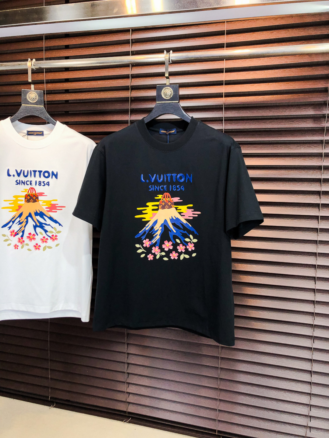 NO:733197,Lv. 2026 spring and summer new fashion round neck short-sleeved advanced customization versatile style!  It is more practical and can be easily controlled by anyone. It is made of liquid spandex fabric and has a luxurious classic brand logo design. It is very classy and a must-buy for those who know the goods!  The tailoring is a slim fit, very delicate, it shows aura, and highlights the sophistication of men. This is unique, it is just right for slim fit, and the upper body effect is very good. Size m-3XL m wears 175/130, Louis Vuitton, T-shirt,19860909Lv.2026春夏新品时尚圆领短袖高级定制百搭款式！更有实用感 任何人都可以轻松驾驭 采用液氨氨纶面料制作,奢华经典品牌logo设计,h非常显档次懂货的必须入！版型剪裁属于修身款 非常精致,f显气场,又会凸显男士的精致,这就是独到之处,恰到好处的修身,上身效果非常赞.尺码m-3XL m穿175/130,,louis vuitton,T-shirt,,Men's clothing