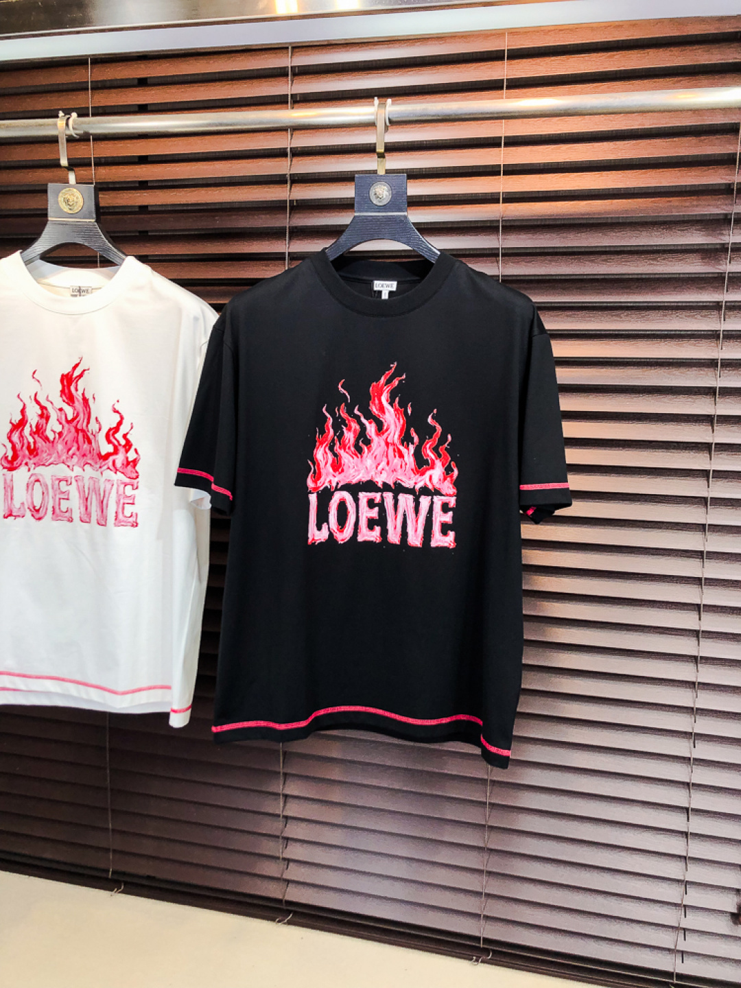 NO:733154,Luo Yiwei. 2026 spring and summer new fashion round neck short-sleeved advanced customization versatile style!  It is more practical and can be easily controlled by anyone. It is made of liquid spandex fabric and has a luxurious classic brand logo design. It is very classy and a must-buy for those who know the goods!  The tailoring is slim-fitting and very delicate. It shows aura and highlights the sophistication of men. This is unique. It is just right for slim fit and the upper body effect is very good. Size m-3XL m wears 175/130, loewe, T-shirt,19860909罗意威.2026春夏新品时尚圆领短袖高级定制百搭款式！更有实用感 任何人都可以轻松驾驭 采用液氨氨纶面料制作,奢华经典品牌logo设计,h非常显档次懂货的必须入！版型剪裁属于修身款 非常精致,f显气场,又会凸显男士的精致,这就是独到之处,恰到好处的修身,上身效果非常赞.尺码m-3XL m穿175/130,,loewe,T-shirt,,Men's clothing