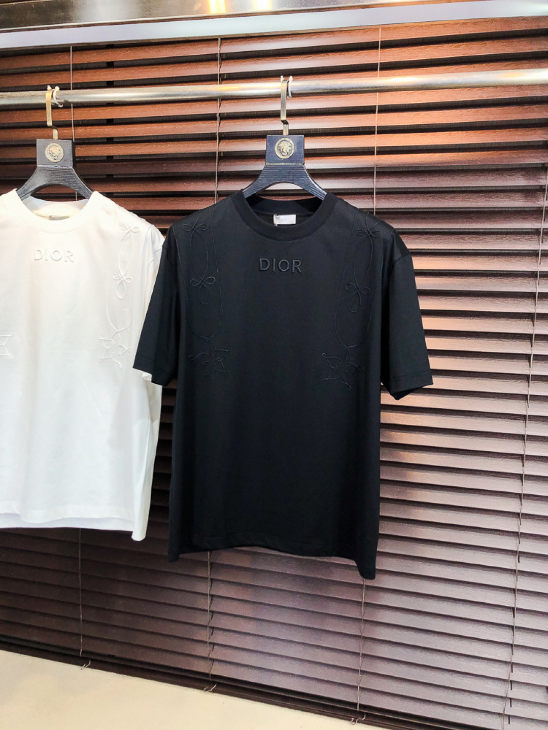 NO:733159,Dior.2026 new spring and summer fashionable round neck short-sleeved advanced customization versatile style!  It is more practical and can be easily controlled by anyone. It is made of liquid spandex fabric and has a luxurious classic brand logo design. It is very classy and a must-buy for those who know the goods!  The tailoring is slim-fitting and very delicate. It shows aura and highlights the sophistication of men. This is unique. It is just right for slim fit and the upper body effect is very good. Size m-3XL m wears 175/130, dior, T-shirt,19860909Dior.2026春夏新品时尚圆领短袖高级定制百搭款式！更有实用感 任何人都可以轻松驾驭 采用液氨氨纶面料制作,奢华经典品牌logo设计,h非常显档次懂货的必须入！版型剪裁属于修身款 非常精致,f显气场,又会凸显男士的精致,这就是独到之处,恰到好处的修身,上身效果非常赞.尺码m-3XL m穿175/130,,dior,T-shirt,,Men's clothing