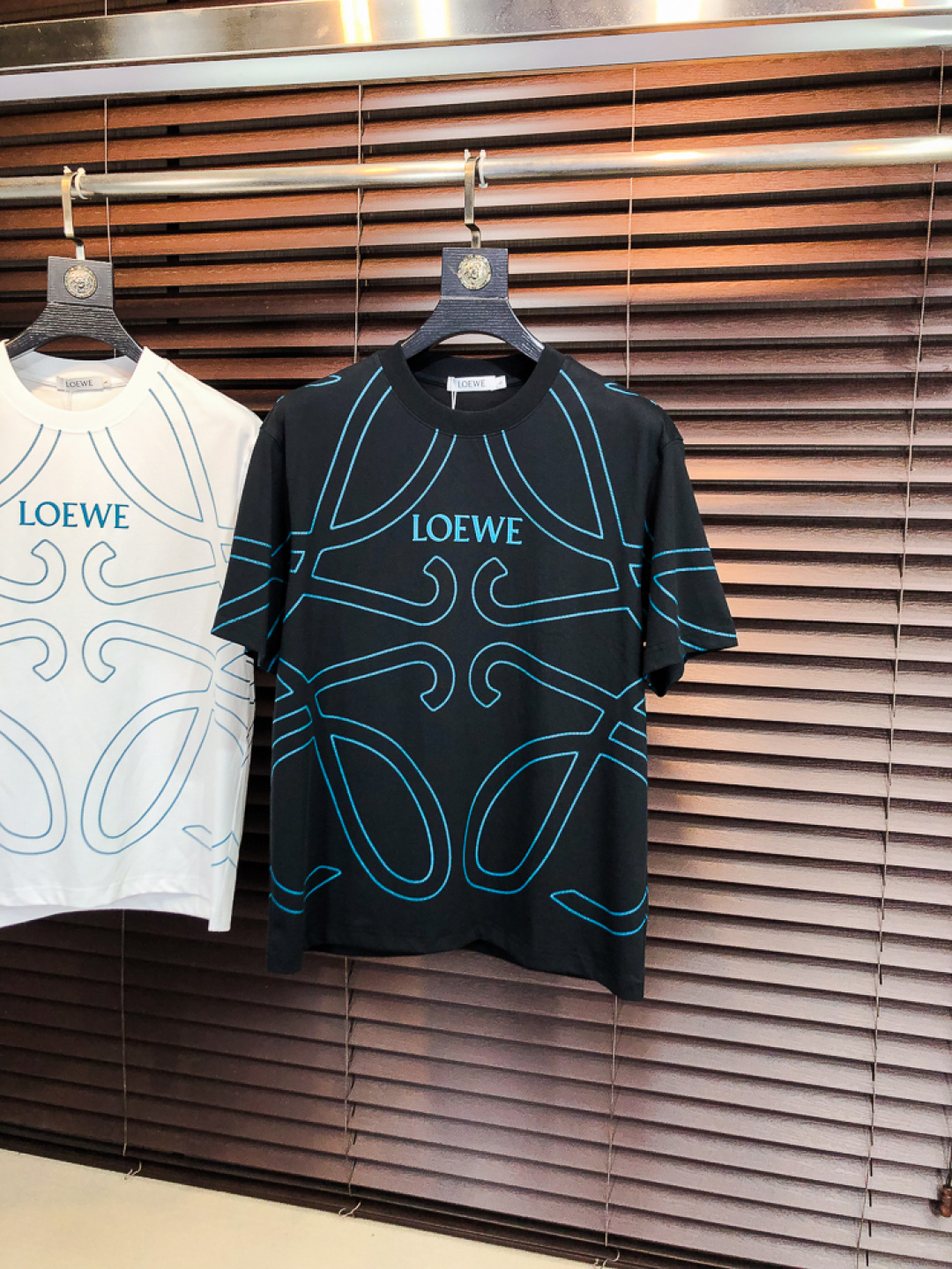 NO:733164,Luo Yiwei. 2026 spring and summer new fashion round neck short-sleeved advanced customization versatile style!  It is more practical and can be easily controlled by anyone. It is made of liquid spandex fabric and has a luxurious classic brand logo design. It is very classy and a must-buy for those who know the goods!  The tailoring is slim-fitting and very delicate. It shows aura and highlights the sophistication of men. This is unique. It is just right for slim fit and the upper body effect is very good. Size m-3XL m wears 175/130, loewe, T-shirt,19860909罗意威.2026春夏新品时尚圆领短袖高级定制百搭款式！更有实用感 任何人都可以轻松驾驭 采用液氨氨纶面料制作,奢华经典品牌logo设计,h非常显档次懂货的必须入！版型剪裁属于修身款 非常精致,f显气场,又会凸显男士的精致,这就是独到之处,恰到好处的修身,上身效果非常赞.尺码m-3XL m穿175/130,,loewe,T-shirt,,Men's clothing