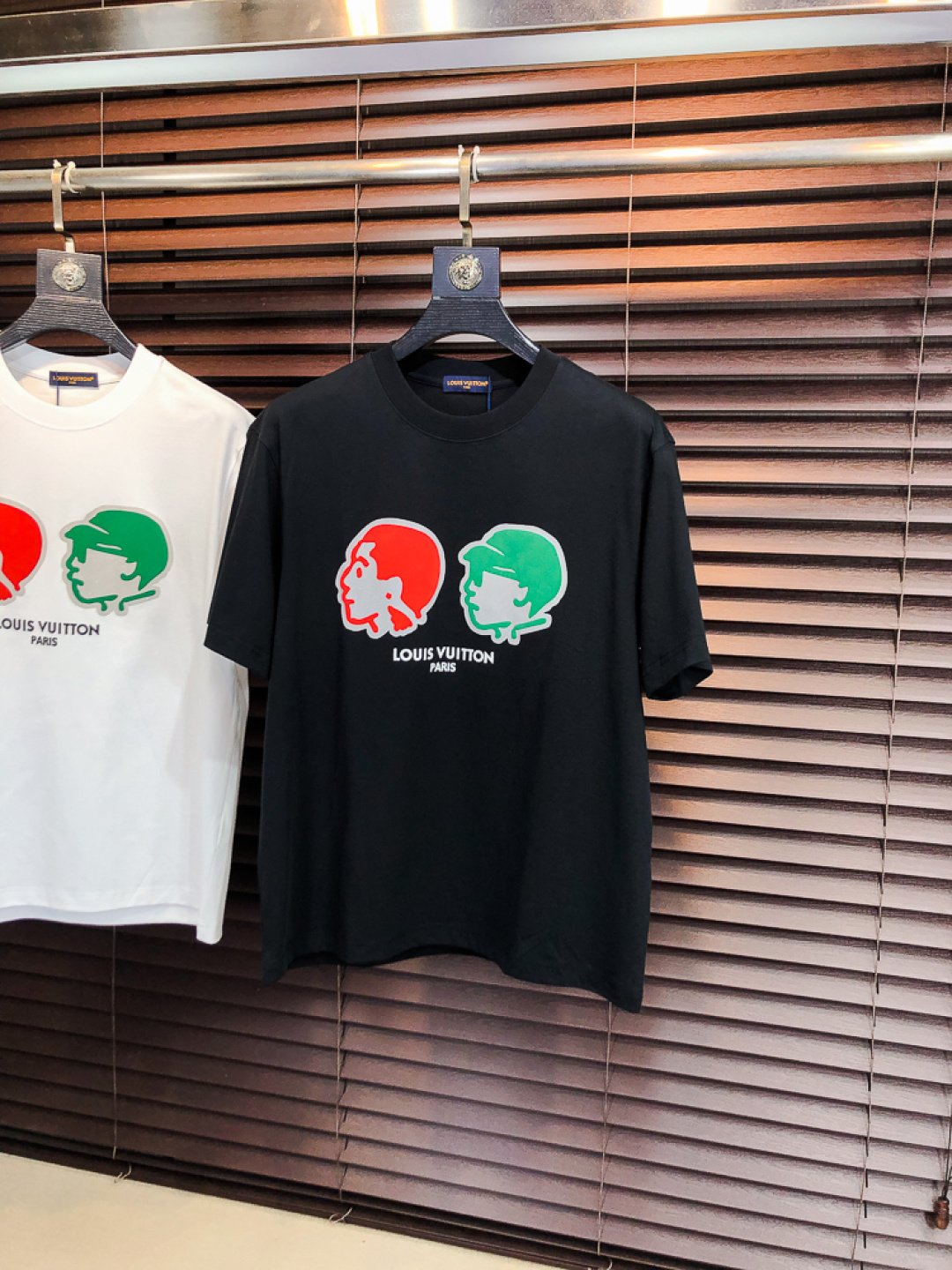 NO:733168,Lv. 2026 spring and summer new fashion round neck short-sleeved advanced customization versatile style!  It is more practical and can be easily controlled by anyone. It is made of liquid spandex fabric and has a luxurious classic brand logo design. It is very classy and a must-buy for those who know the goods!  The tailoring is a slim fit, very delicate, it shows aura, and highlights the sophistication of men. This is unique, it is just right for slim fit, and the upper body effect is very good. Size m-3XL m wears 175/130, Louis Vuitton, T-shirt,19860909Lv.2026春夏新品时尚圆领短袖高级定制百搭款式！更有实用感 任何人都可以轻松驾驭 采用液氨氨纶面料制作,奢华经典品牌logo设计,h非常显档次懂货的必须入！版型剪裁属于修身款 非常精致,f显气场,又会凸显男士的精致,这就是独到之处,恰到好处的修身,上身效果非常赞.尺码m-3XL m穿175/130,,louis vuitton,T-shirt,,Men's clothing