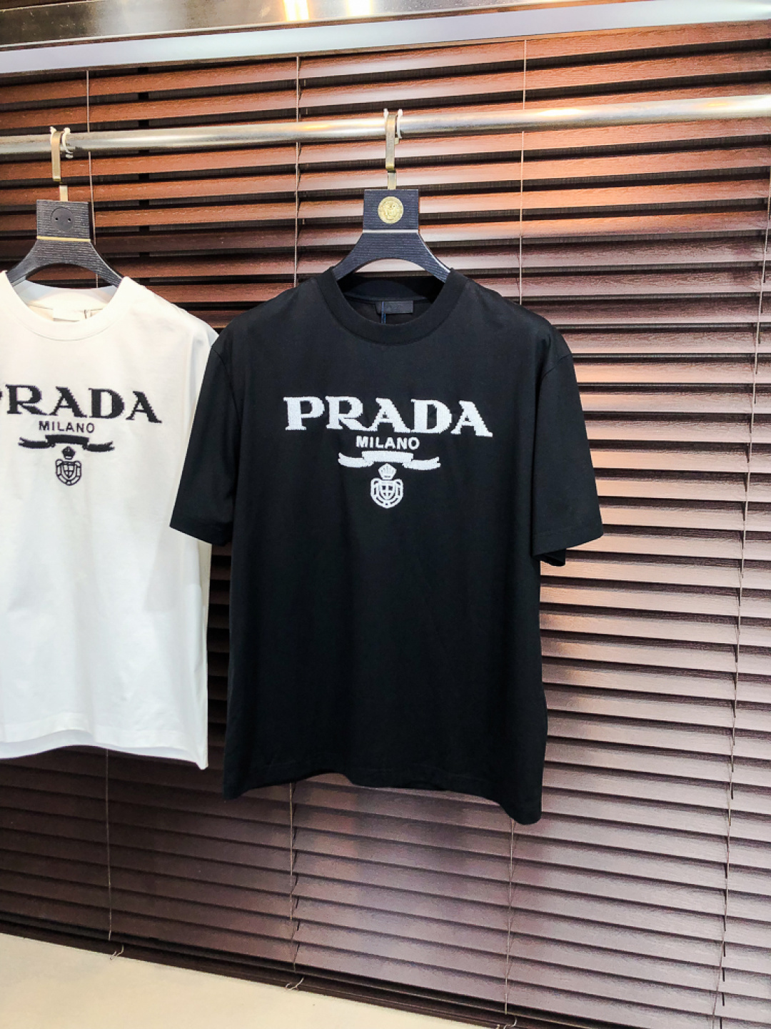 NO:733178,Prada. 2026 spring and summer new fashion round neck short-sleeved advanced customization versatile style!  It is more practical and can be easily controlled by anyone. It is made of liquid spandex fabric and has a luxurious classic brand logo design. It is very classy and a must-buy for those who know the goods!  The tailoring is slim-fitting and very delicate. It shows aura and highlights the sophistication of men. This is unique. It is just right for slim fit and the upper body effect is very good. Size m-3XL m wears 175/130, prada, T-shirt,19860909普拉达.2026春夏新品时尚圆领短袖高级定制百搭款式！更有实用感 任何人都可以轻松驾驭 采用液氨氨纶面料制作,奢华经典品牌logo设计,h非常显档次懂货的必须入！版型剪裁属于修身款 非常精致,f显气场,又会凸显男士的精致,这就是独到之处,恰到好处的修身,上身效果非常赞.尺码m-3XL m穿175/130,,prada,T-shirt,,Men's clothing