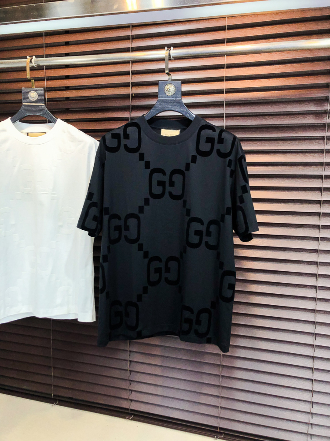 NO:733187,Gucci.2026 new spring and summer fashionable round neck short-sleeved advanced customization versatile style!  It is more practical and can be easily controlled by anyone. It is made of liquid spandex fabric and has a luxurious classic brand logo design. It is very classy and a must-buy for those who know the goods!  The tailoring is slim-fitting and very delicate. It shows aura and highlights the sophistication of men. This is unique. It is just right for slim fit and the upper body effect is very good. Size m-3XL m wears 175/130, gucci, T-shirt,19860909Gucci.2026春夏新品时尚圆领短袖高级定制百搭款式！更有实用感 任何人都可以轻松驾驭 采用液氨氨纶面料制作,奢华经典品牌logo设计,h非常显档次懂货的必须入！版型剪裁属于修身款 非常精致,f显气场,又会凸显男士的精致,这就是独到之处,恰到好处的修身,上身效果非常赞.尺码m-3XL m穿175/130,,gucci,T-shirt,,Men's clothing