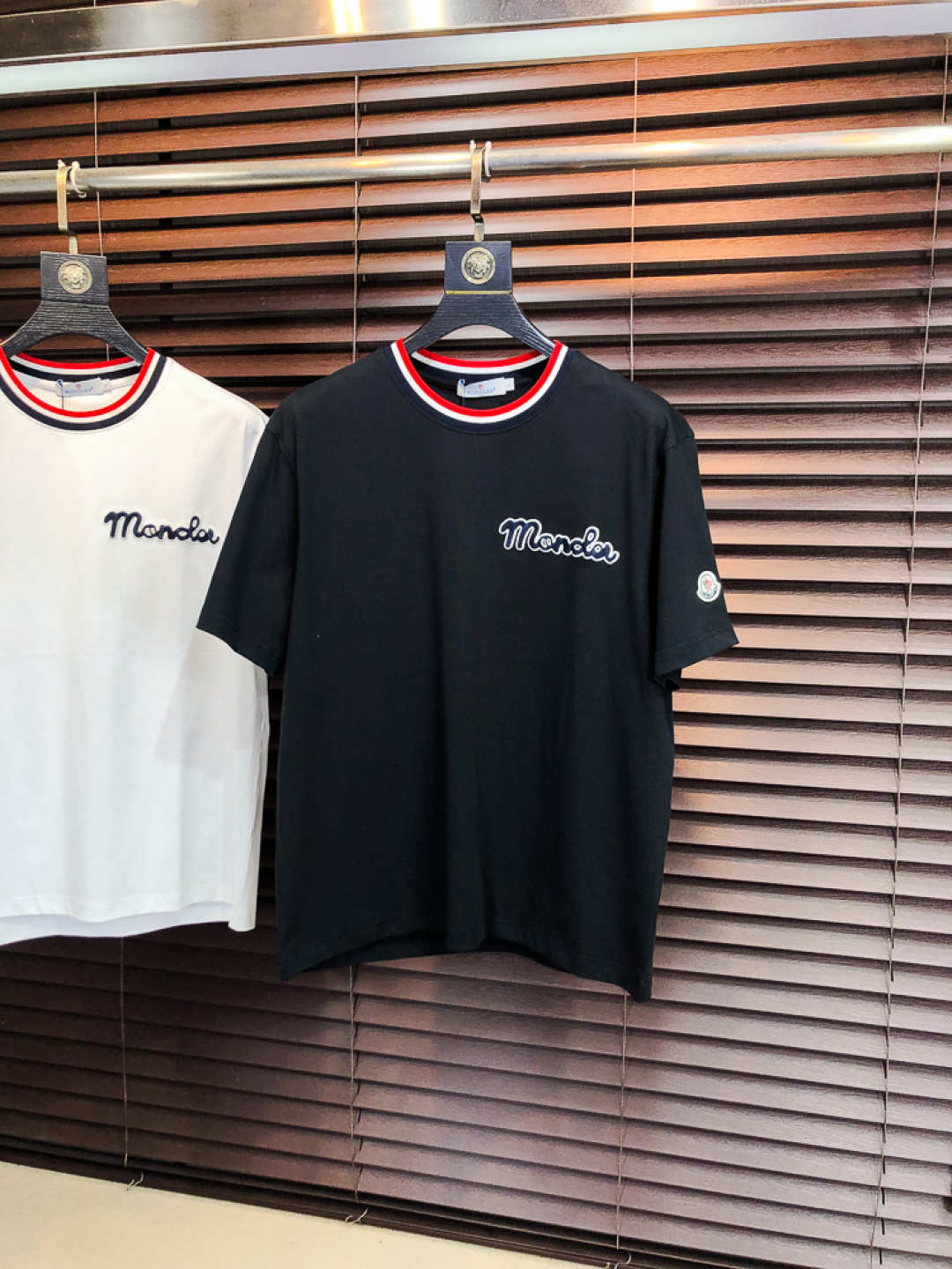 NO:733192,Mengkou. 2026 spring and summer new arrival fashionable round neck short-sleeved advanced customization versatile style!  It is more practical and can be easily controlled by anyone. It is made of liquid spandex fabric and has a luxurious classic brand logo design. It is very classy and a must-buy for those who know the goods!  The tailoring is slim-fitting and very delicate. It shows aura and highlights the sophistication of men. This is unique. It is just right for slim fit and the upper body effect is very good. Size m-3XL m wears 175/130, Moncler, T-shirt,19860909蒙口.2026春夏新品时尚圆领短袖高级定制百搭款式！更有实用感 任何人都可以轻松驾驭 采用液氨氨纶面料制作,奢华经典品牌logo设计,h非常显档次懂货的必须入！版型剪裁属于修身款 非常精致,f显气场,又会凸显男士的精致,这就是独到之处,恰到好处的修身,上身效果非常赞.尺码m-3XL m穿175/130,,Moncler,T-shirt,,Men's clothing