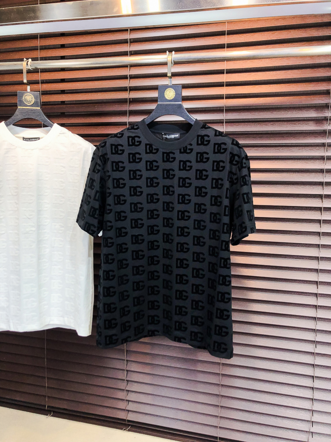 NO:733196,D&G.2026 new spring and summer fashionable round neck short-sleeved advanced customization versatile style!  It is more practical and can be easily controlled by anyone. It is made of liquid spandex fabric and has a luxurious classic brand logo design. It is very classy and a must-buy for those who know the goods!  The tailoring is a slim fit, very delicate, it shows aura, and highlights the sophistication of men. This is unique, it is just right for slim fit, and the upper body effect is very good. Size m-3XL m wears 175/130, Dolce&Gabbana, T-shirt,19860909D&G.2026春夏新品时尚圆领短袖高级定制百搭款式！更有实用感 任何人都可以轻松驾驭 采用液氨氨纶面料制作,奢华经典品牌logo设计,h非常显档次懂货的必须入！版型剪裁属于修身款 非常精致,f显气场,又会凸显男士的精致,这就是独到之处,恰到好处的修身,上身效果非常赞.尺码m-3XL m穿175/130,,Dolce&Gabbana,T-shirt,,Men's clothing