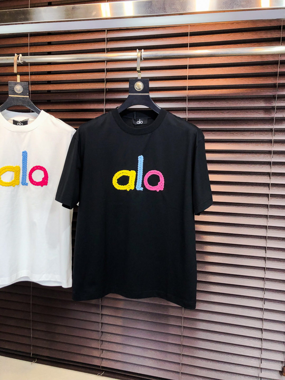 NO:733200,alo.2026 new spring and summer fashionable round neck short-sleeved advanced customization versatile styles!  It is more practical and can be easily controlled by anyone. It is made of liquid spandex fabric and has a luxurious classic brand logo design. It is very classy and a must-buy for those who know the goods!  The tailoring is slim-fitting and very delicate. It shows aura and highlights the sophistication of men. This is unique. It is just the right fit and the upper body effect is very good. Size m-3XL m wears 175/130, T-shirt,19860909alo.2026春夏新品时尚圆领短袖高级定制百搭款式！更有实用感 任何人都可以轻松驾驭 采用液氨氨纶面料制作,奢华经典品牌logo设计,h非常显档次懂货的必须入！版型剪裁属于修身款 非常精致,f显气场,又会凸显男士的精致,这就是独到之处,恰到好处的修身,上身效果非常赞.尺码m-3XL m穿175/130,,T-shirt,,Men's clothing