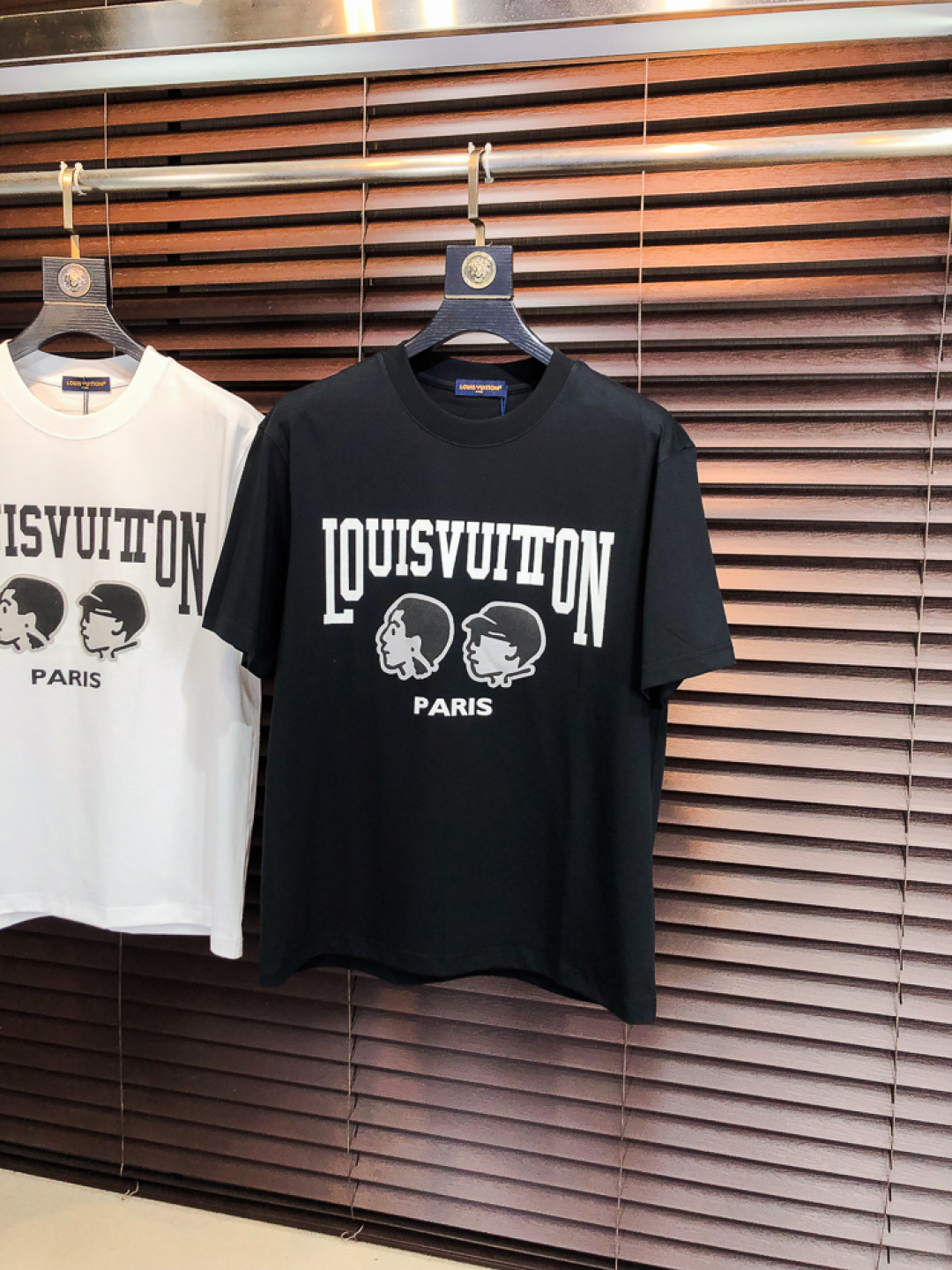 NO:733205,Lv. 2026 spring and summer new fashion round neck short-sleeved advanced customization versatile style!  It is more practical and can be easily controlled by anyone. It is made of liquid spandex fabric and has a luxurious classic brand logo design. It is very classy and a must-buy for those who know the goods!  The tailoring is a slim fit, very delicate, it shows aura, and highlights the sophistication of men. This is unique, it is just right for slim fit, and the upper body effect is very good. Size m-3XL m wears 175/130, Louis Vuitton, T-shirt,19860909Lv.2026春夏新品时尚圆领短袖高级定制百搭款式！更有实用感 任何人都可以轻松驾驭 采用液氨氨纶面料制作,奢华经典品牌logo设计,h非常显档次懂货的必须入！版型剪裁属于修身款 非常精致,f显气场,又会凸显男士的精致,这就是独到之处,恰到好处的修身,上身效果非常赞.尺码m-3XL m穿175/130,,louis vuitton,T-shirt,,Men's clothing