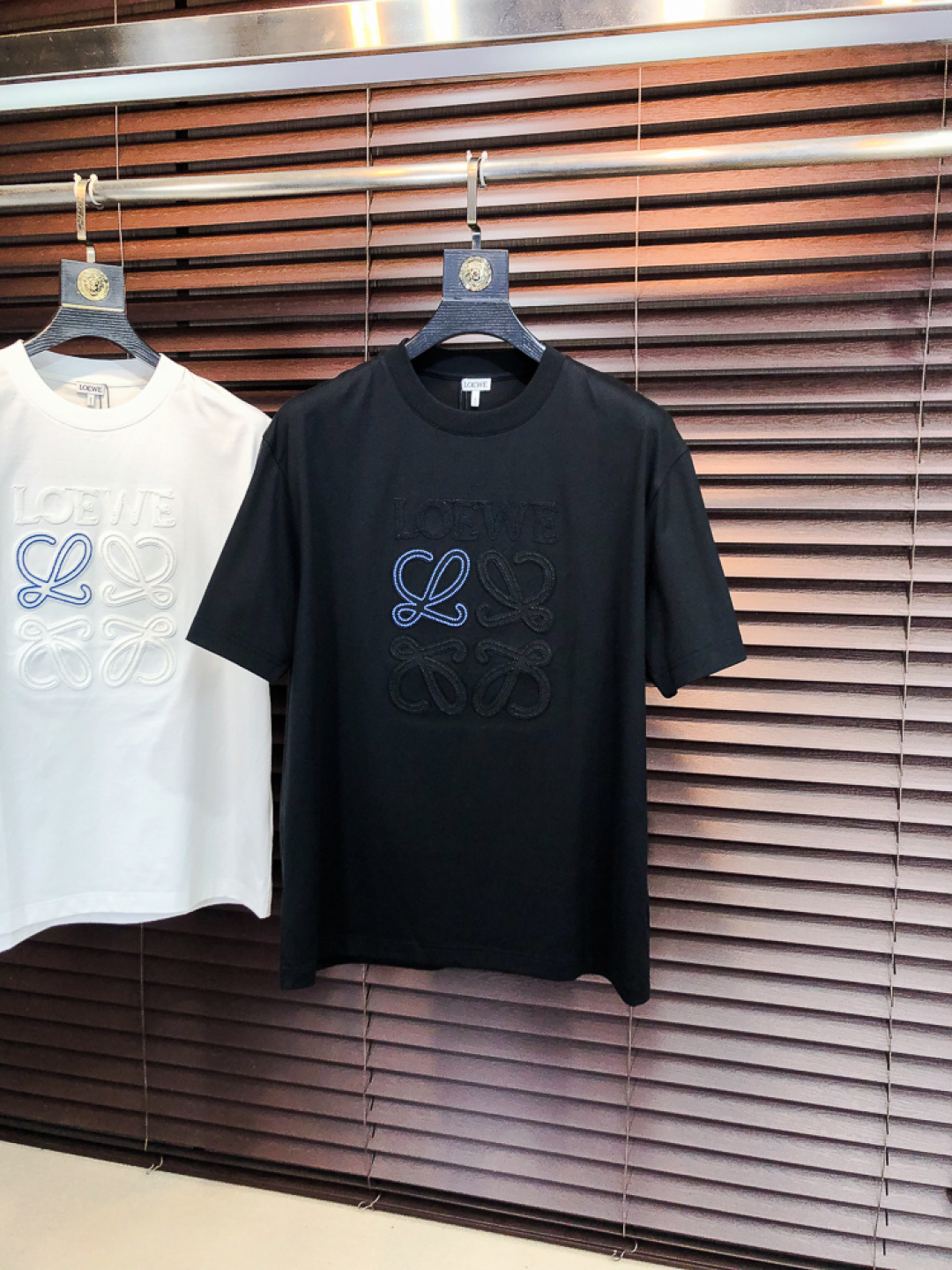 NO:733305,Luo Yiwei. 2026 spring and summer new fashion round neck short-sleeved advanced customization versatile style!  It is more practical and can be easily controlled by anyone. It is made of liquid spandex fabric and has a luxurious classic brand logo design. It is very classy and a must-buy for those who know the goods!  The tailoring is slim-fitting and very delicate. It shows aura and highlights the sophistication of men. This is unique. It is just right for slim fit and the upper body effect is very good. Size m-3XL m wears 175/130, loewe, T-shirt,19860909罗意威.2026春夏新品时尚圆领短袖高级定制百搭款式！更有实用感 任何人都可以轻松驾驭 采用液氨氨纶面料制作,奢华经典品牌logo设计,h非常显档次懂货的必须入！版型剪裁属于修身款 非常精致,f显气场,又会凸显男士的精致,这就是独到之处,恰到好处的修身,上身效果非常赞.尺码m-3XL m穿175/130,,loewe,T-shirt,,Men's clothing