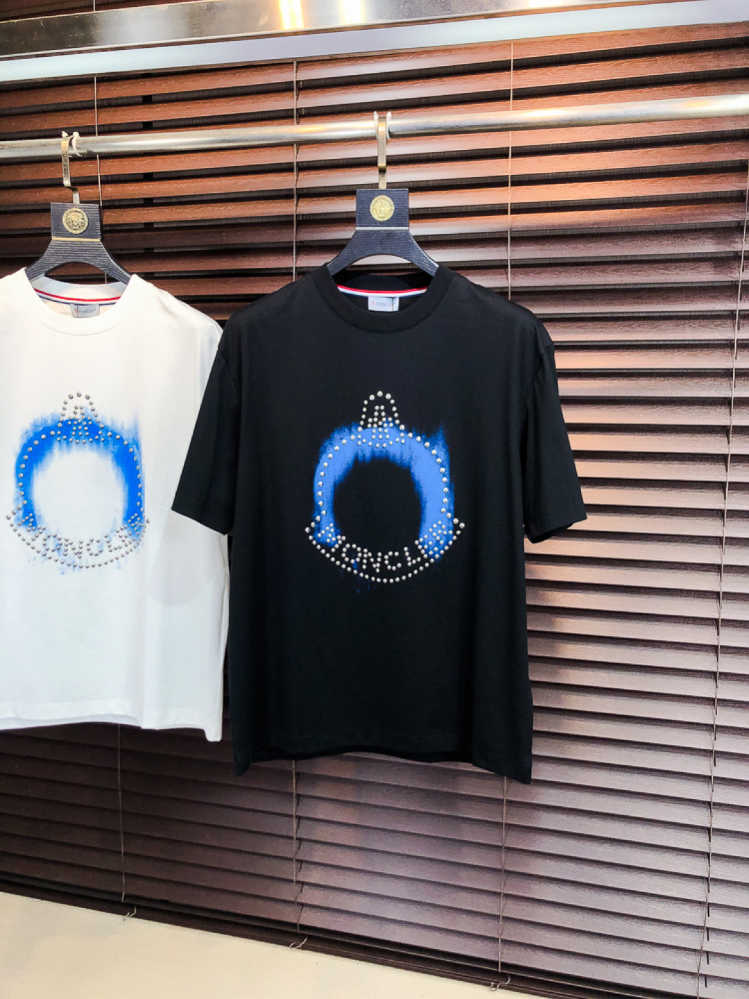 NO:733308,Mengkou. 2026 spring and summer new arrival fashionable round neck short-sleeved advanced customization versatile style!  It is more practical and can be easily controlled by anyone. It is made of liquid spandex fabric and has a luxurious classic brand logo design. It is very classy and a must-buy for those who know the goods!  The tailoring is slim-fitting and very delicate. It shows aura and highlights the sophistication of men. This is unique. It is just right for slim fit and the upper body effect is very good. Size m-3XL m wears 175/130, Moncler, T-shirt,19860909蒙口.2026春夏新品时尚圆领短袖高级定制百搭款式！更有实用感 任何人都可以轻松驾驭 采用液氨氨纶面料制作,奢华经典品牌logo设计,h非常显档次懂货的必须入！版型剪裁属于修身款 非常精致,f显气场,又会凸显男士的精致,这就是独到之处,恰到好处的修身,上身效果非常赞.尺码m-3XL m穿175/130,,Moncler,T-shirt,,Men's clothing