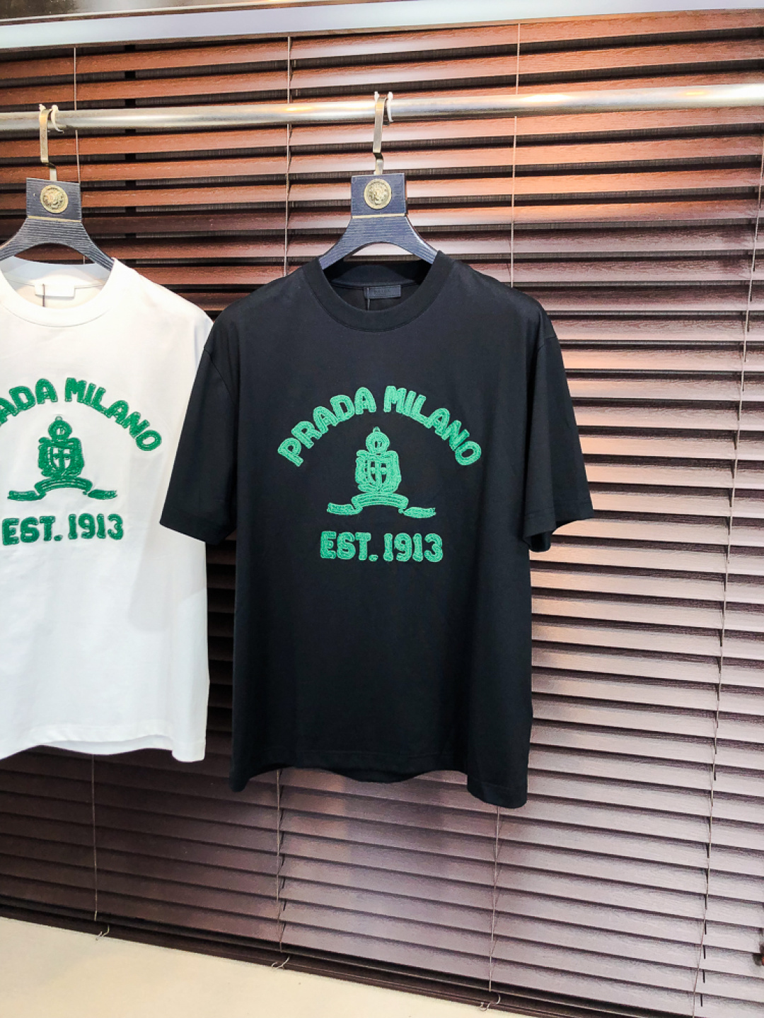 NO:733310,Prada. 2026 spring and summer new fashion round neck short-sleeved advanced customization versatile style!  It is more practical and can be easily controlled by anyone. It is made of liquid spandex fabric and has a luxurious classic brand logo design. It is very classy and a must-buy for those who know the goods!  The tailoring is slim-fitting and very delicate. It shows aura and highlights the sophistication of men. This is unique. It is just right for slim fit and the upper body effect is very good. Size m-3XL m wears 175/130, prada, T-shirt,19860909普拉达.2026春夏新品时尚圆领短袖高级定制百搭款式！更有实用感 任何人都可以轻松驾驭 采用液氨氨纶面料制作,奢华经典品牌logo设计,h非常显档次懂货的必须入！版型剪裁属于修身款 非常精致,f显气场,又会凸显男士的精致,这就是独到之处,恰到好处的修身,上身效果非常赞.尺码m-3XL m穿175/130,,prada,T-shirt,,Men's clothing