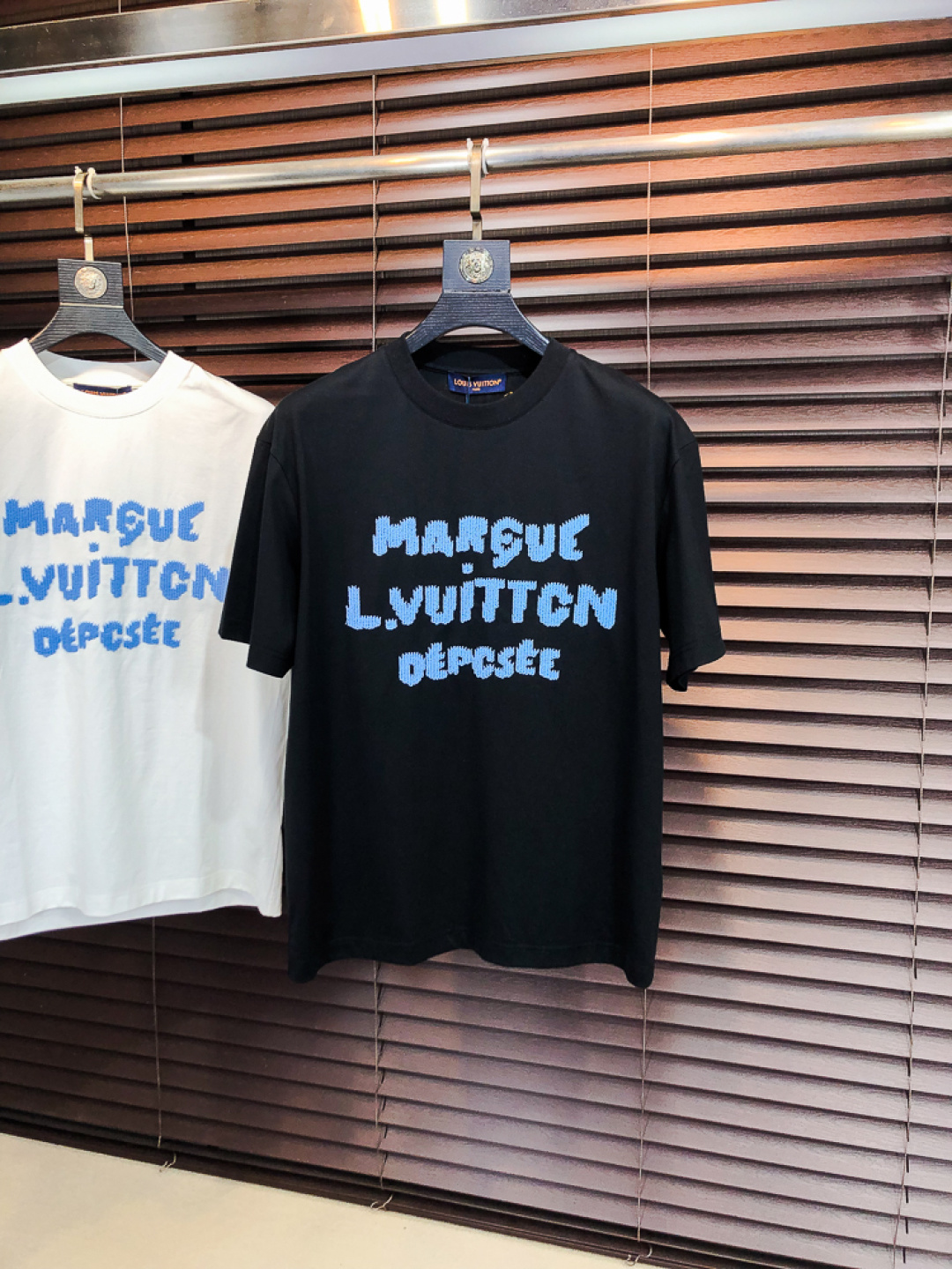 NO:733314,Lv. 2026 spring and summer new fashion round neck short-sleeved advanced customization versatile style!  It is more practical and can be easily controlled by anyone. It is made of liquid spandex fabric and has a luxurious classic brand logo design. It is very classy and a must-buy for those who know the goods!  The tailoring is a slim fit, very delicate, it shows aura, and highlights the sophistication of men. This is unique, it is just right for slim fit, and the upper body effect is very good. Size m-3XL m wears 175/130, Louis Vuitton, T-shirt,19860909Lv.2026春夏新品时尚圆领短袖高级定制百搭款式！更有实用感 任何人都可以轻松驾驭 采用液氨氨纶面料制作,奢华经典品牌logo设计,h非常显档次懂货的必须入！版型剪裁属于修身款 非常精致,f显气场,又会凸显男士的精致,这就是独到之处,恰到好处的修身,上身效果非常赞.尺码m-3XL m穿175/130,,louis vuitton,T-shirt,,Men's clothing