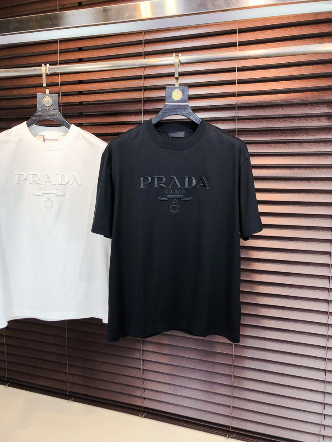 NO:733318,Prada. 2026 spring and summer new fashion round neck short-sleeved advanced customization versatile style!  It is more practical and can be easily controlled by anyone. It is made of liquid spandex fabric and has a luxurious classic brand logo design. It is very classy and a must-buy for those who know the goods!  The tailoring is slim-fitting and very delicate. It shows aura and highlights the sophistication of men. This is unique. It is just right for slim fit and the upper body effect is very good. Size m-3XL m wears 175/130, prada, T-shirt,19860909普拉达.2026春夏新品时尚圆领短袖高级定制百搭款式！更有实用感 任何人都可以轻松驾驭 采用液氨氨纶面料制作,奢华经典品牌logo设计,h非常显档次懂货的必须入！版型剪裁属于修身款 非常精致,f显气场,又会凸显男士的精致,这就是独到之处,恰到好处的修身,上身效果非常赞.尺码m-3XL m穿175/130,,prada,T-shirt,,Men's clothing