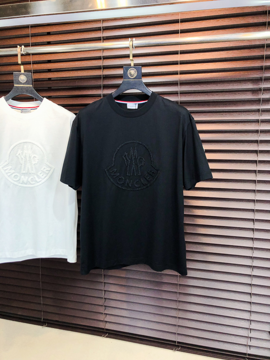 NO:733322,Mengkou. 2026 spring and summer new arrival fashionable round neck short-sleeved advanced customization versatile style!  It is more practical and can be easily controlled by anyone. It is made of liquid spandex fabric and has a luxurious classic brand logo design. It is very classy and a must-buy for those who know the goods!  The tailoring is slim-fitting and very delicate. It shows aura and highlights the sophistication of men. This is unique. It is just right for slim fit and the upper body effect is very good. Size m-3XL m wears 175/130, Moncler, T-shirt,19860909蒙口.2026春夏新品时尚圆领短袖高级定制百搭款式！更有实用感 任何人都可以轻松驾驭 采用液氨氨纶面料制作,奢华经典品牌logo设计,h非常显档次懂货的必须入！版型剪裁属于修身款 非常精致,f显气场,又会凸显男士的精致,这就是独到之处,恰到好处的修身,上身效果非常赞.尺码m-3XL m穿175/130,,Moncler,T-shirt,,Men's clothing