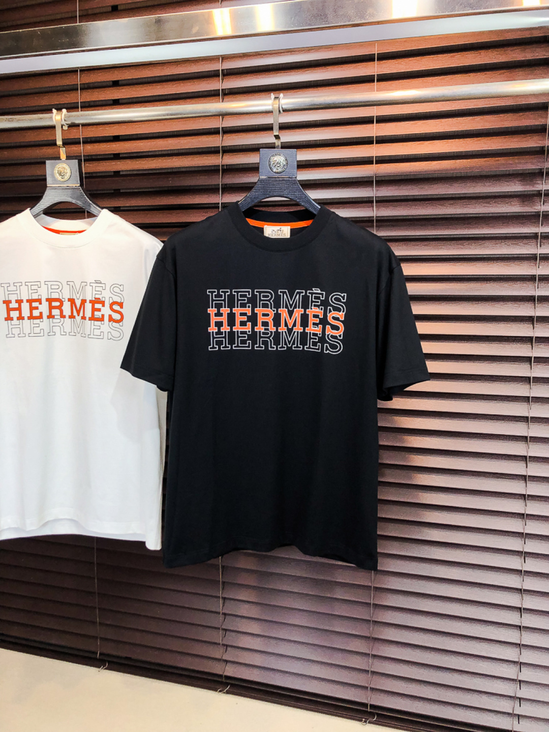 NO:733202,Hermès. 2026 spring and summer new arrivals, fashionable round neck short-sleeved advanced customization and versatile styles!  It is more practical and can be easily controlled by anyone. It is made of liquid spandex fabric and has a luxurious classic brand logo design. It is very classy and a must-buy for those who know the goods!  The tailoring is slim-fitting and very delicate. It shows aura and highlights the sophistication of men. This is unique. It is just right for slim fit and the upper body effect is very good. Size m-3XL m wears 175/130, hermes, T-shirt,19860909爱马仕.2026春夏新品时尚圆领短袖高级定制百搭款式！更有实用感 任何人都可以轻松驾驭 采用液氨氨纶面料制作,奢华经典品牌logo设计,h非常显档次懂货的必须入！版型剪裁属于修身款 非常精致,f显气场,又会凸显男士的精致,这就是独到之处,恰到好处的修身,上身效果非常赞.尺码m-3XL m穿175/130,,hermes,T-shirt,,Men's clothing