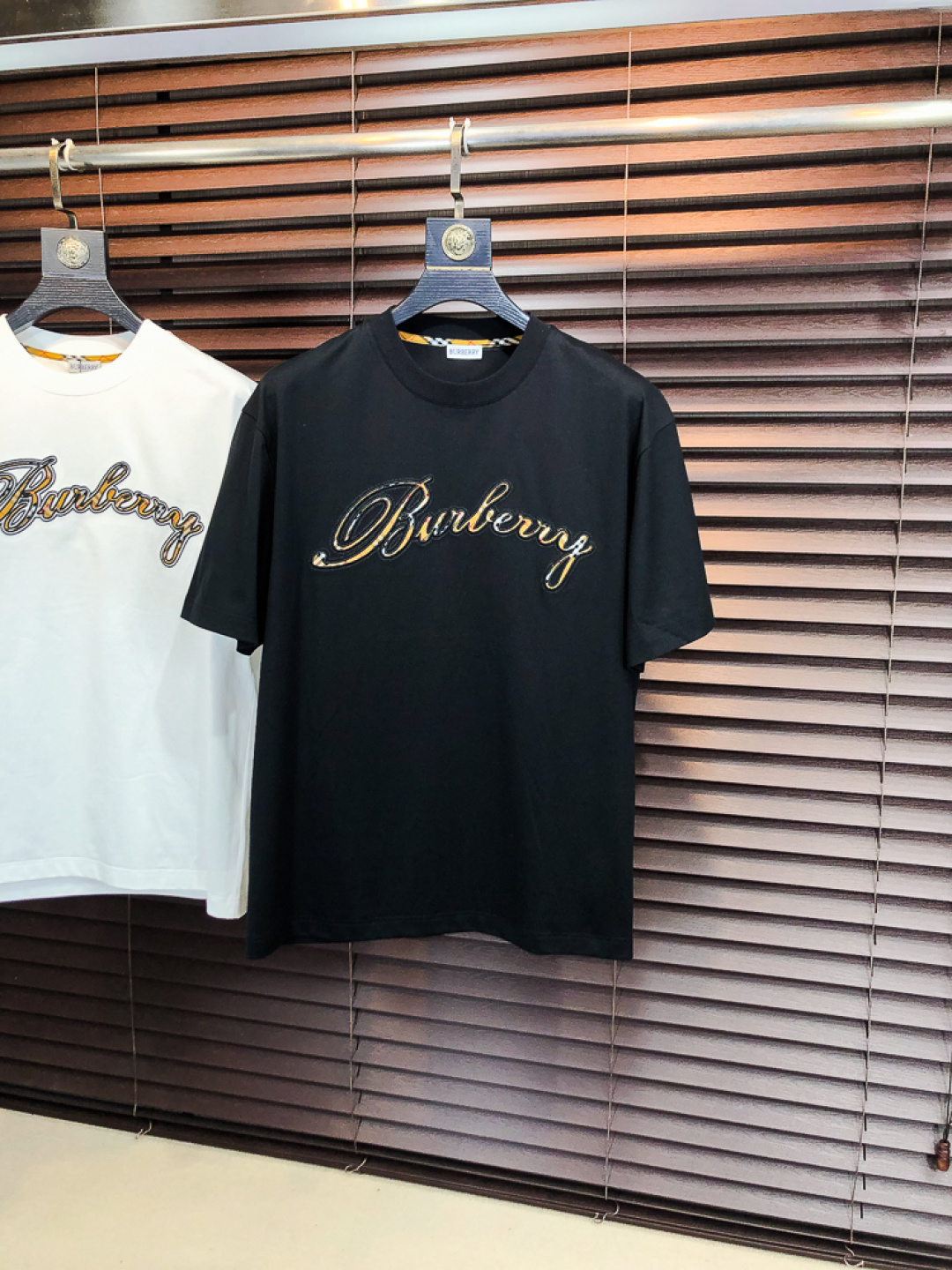 NO:733207,Burberry. 2026 spring and summer new fashionable round neck short-sleeved advanced customization and versatile styles!  It is more practical and can be easily controlled by anyone. It is made of liquid spandex fabric and has a luxurious classic brand logo design. It is very classy and a must-buy for those who know the goods!  The tailoring is slim-fitting and very delicate. It shows aura and highlights the sophistication of men. This is unique. It is just right for slim fit and the upper body effect is very good. Size m-3XL m wears 175/130, burberry, T-shirt,19860909巴宝莉.2026春夏新品时尚圆领短袖高级定制百搭款式！更有实用感 任何人都可以轻松驾驭 采用液氨氨纶面料制作,奢华经典品牌logo设计,h非常显档次懂货的必须入！版型剪裁属于修身款 非常精致,f显气场,又会凸显男士的精致,这就是独到之处,恰到好处的修身,上身效果非常赞.尺码m-3XL m穿175/130,,burberry,T-shirt,,Men's clothing