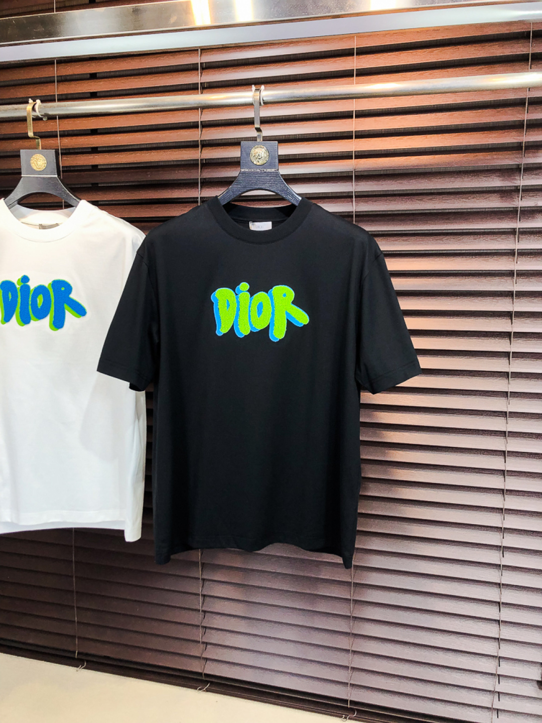 NO:733211,Dior.2026 new spring and summer fashionable round neck short-sleeved advanced customization versatile style!  It is more practical and can be easily controlled by anyone. It is made of liquid spandex fabric and has a luxurious classic brand logo design. It is very classy and a must-buy for those who know the goods!  The tailoring is slim-fitting and very delicate. It shows aura and highlights the sophistication of men. This is unique. It is just right for slim fit and the upper body effect is very good. Size m-3XL m wears 175/130, dior, T-shirt,19860909Dior.2026春夏新品时尚圆领短袖高级定制百搭款式！更有实用感 任何人都可以轻松驾驭 采用液氨氨纶面料制作,奢华经典品牌logo设计,h非常显档次懂货的必须入！版型剪裁属于修身款 非常精致,f显气场,又会凸显男士的精致,这就是独到之处,恰到好处的修身,上身效果非常赞.尺码m-3XL m穿175/130,,dior,T-shirt,,Men's clothing